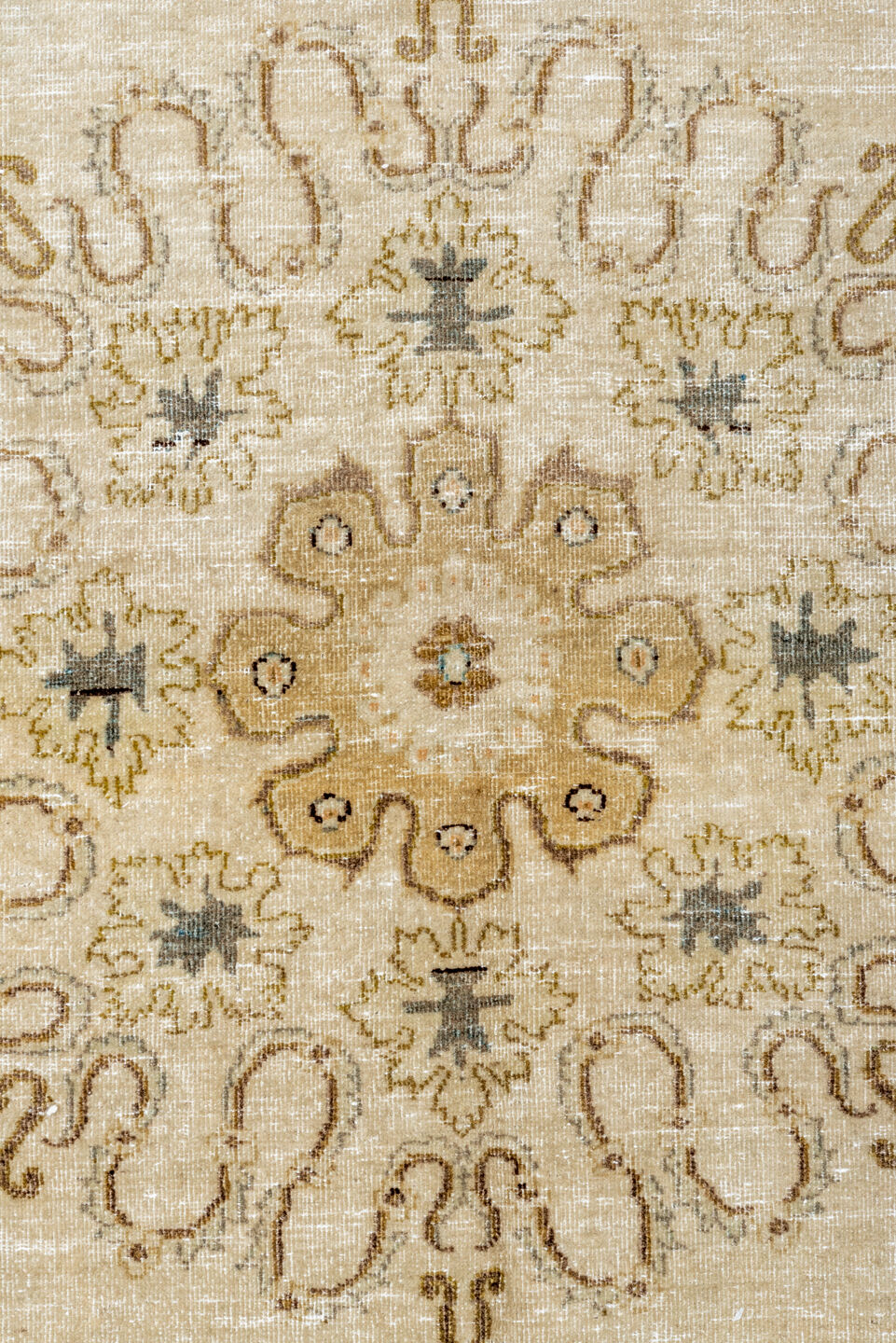 8' x 11' one-of-a-kind handmade vintage Kashan large size rug. Color palette: brown, gainsboro, gray, light gray, off-white