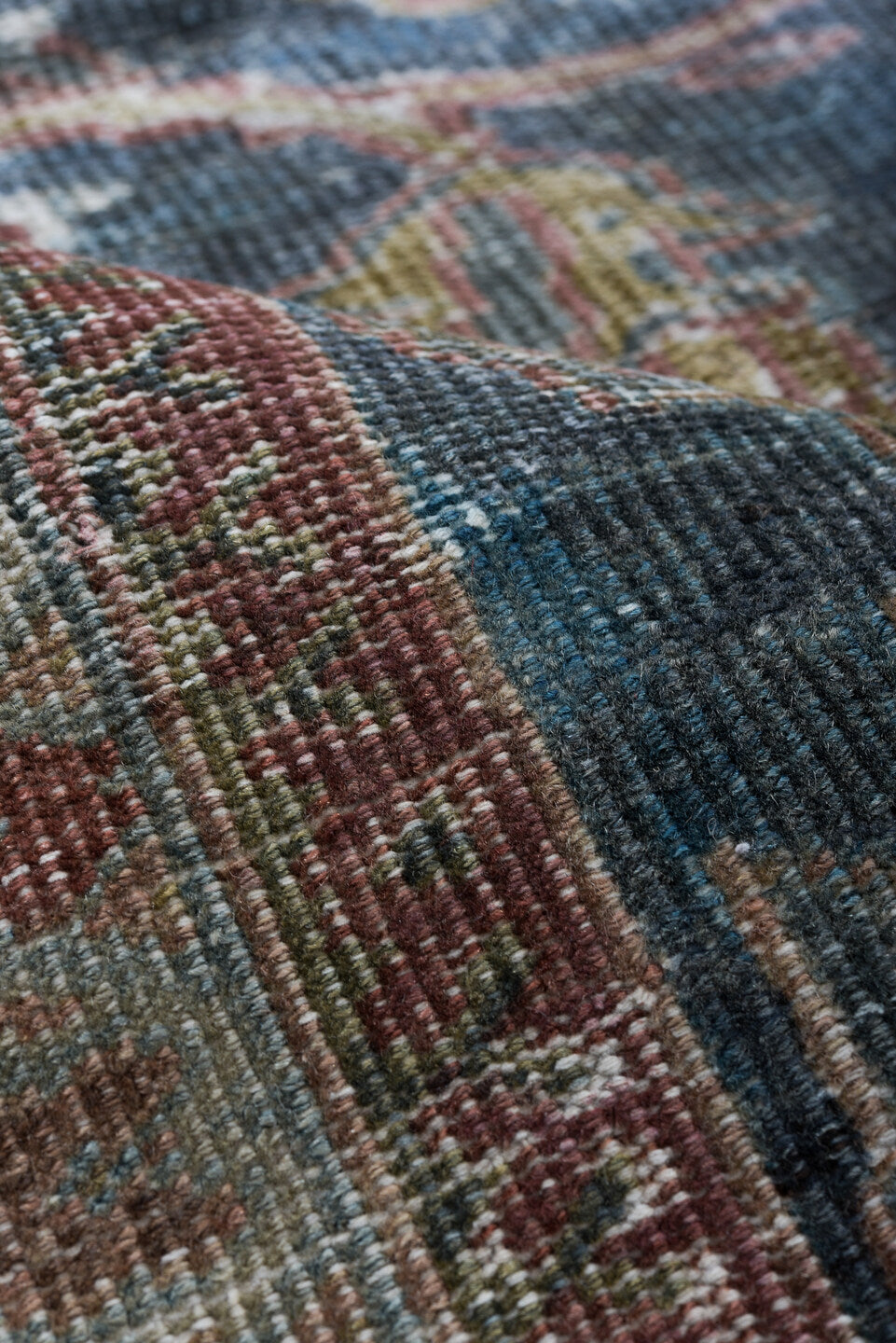 9' x 5' one-of-a-kind handmade vintage Sultanabad rug. Color palette: black, blue, brown, dark gray, gainsboro, gray