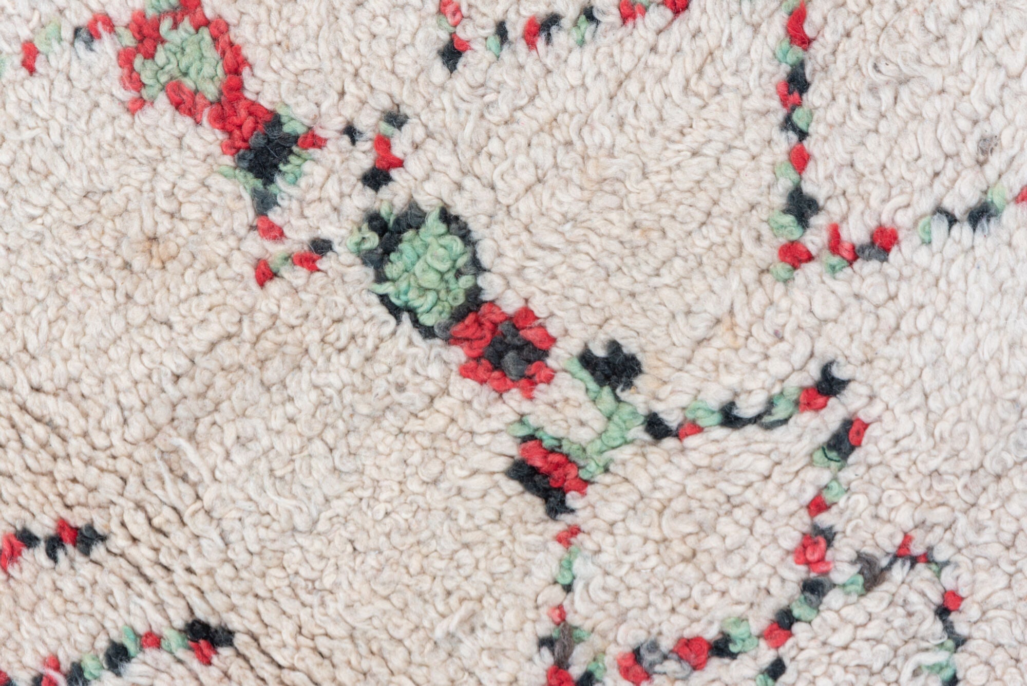 5' x 9' one-of-a-kind handmade vintage Moroccan medium size rug. Color palette: antiquewhite, gray, indian red, light gray