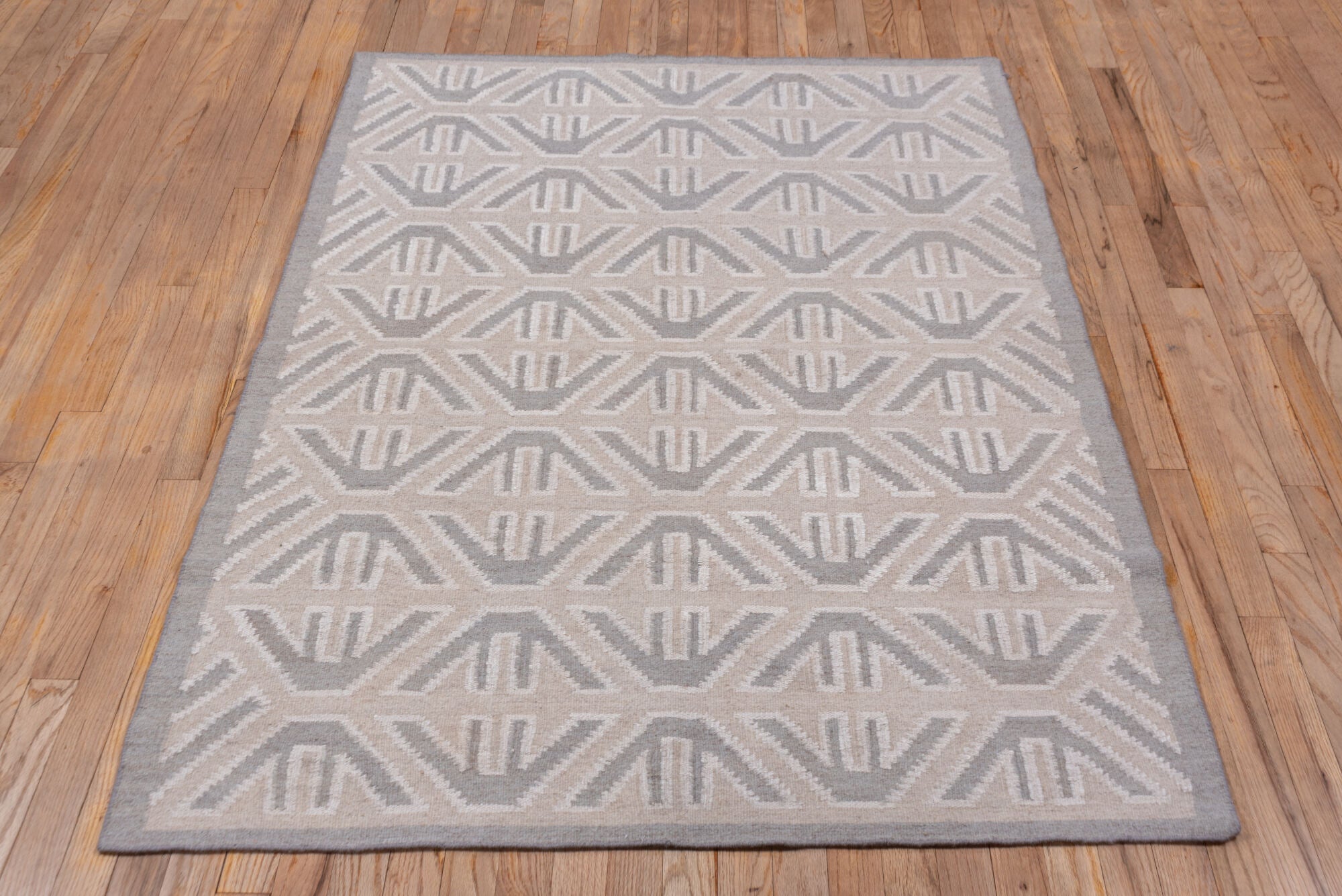 4' x 6' one-of-a-kind handmade vintage Kilim small size rug. Color palette: gainsboro, gray, light gray, off-white, pink