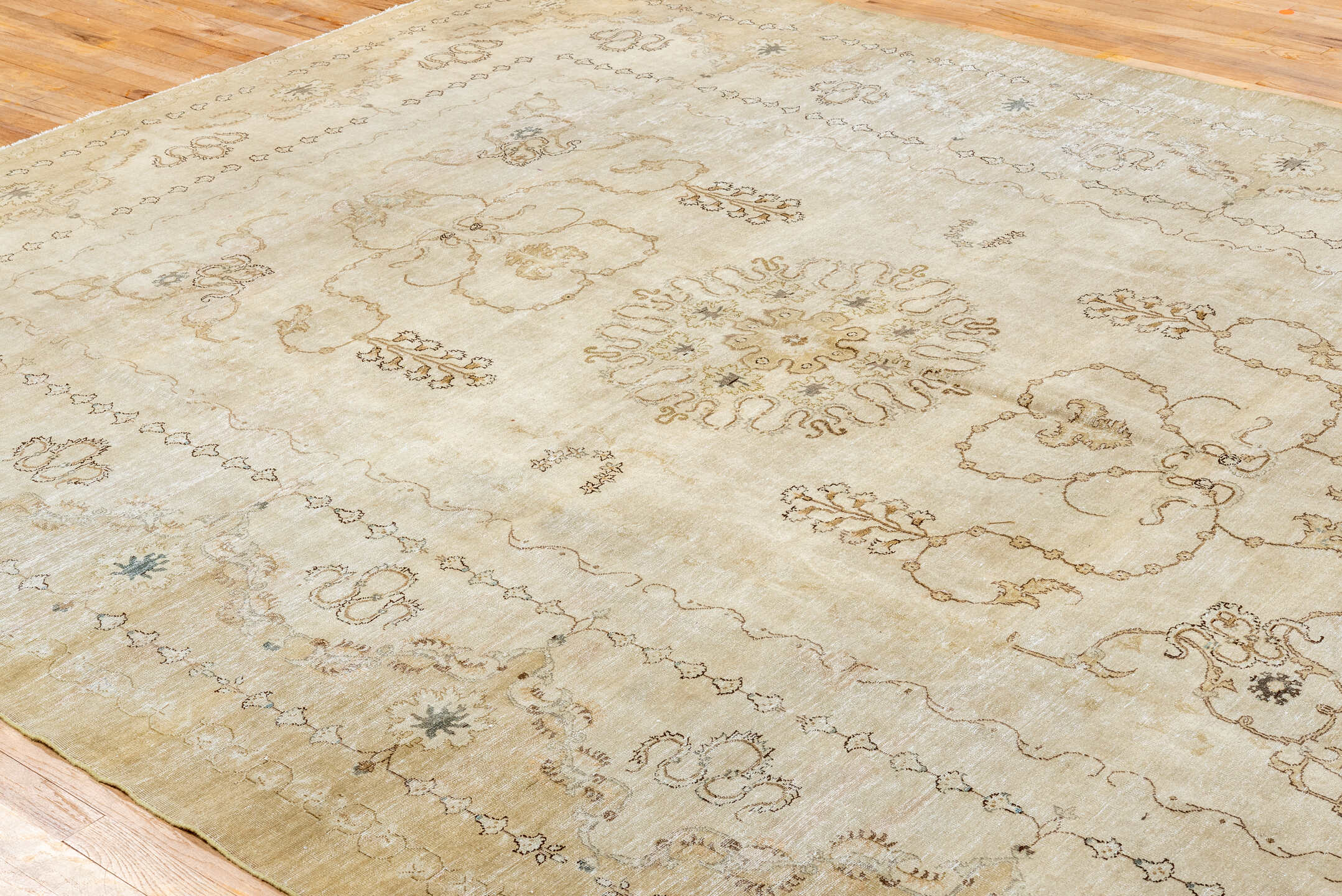 8' x 11' one-of-a-kind handmade vintage Kashan large size rug. Color palette: off-white, gray, light gray, brown, gainsboro