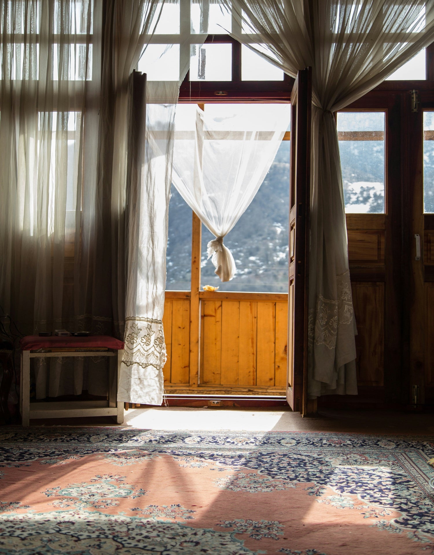 Wool, Jute, Silk, or Cotton: Which Rug Material Is Actually Right for You?