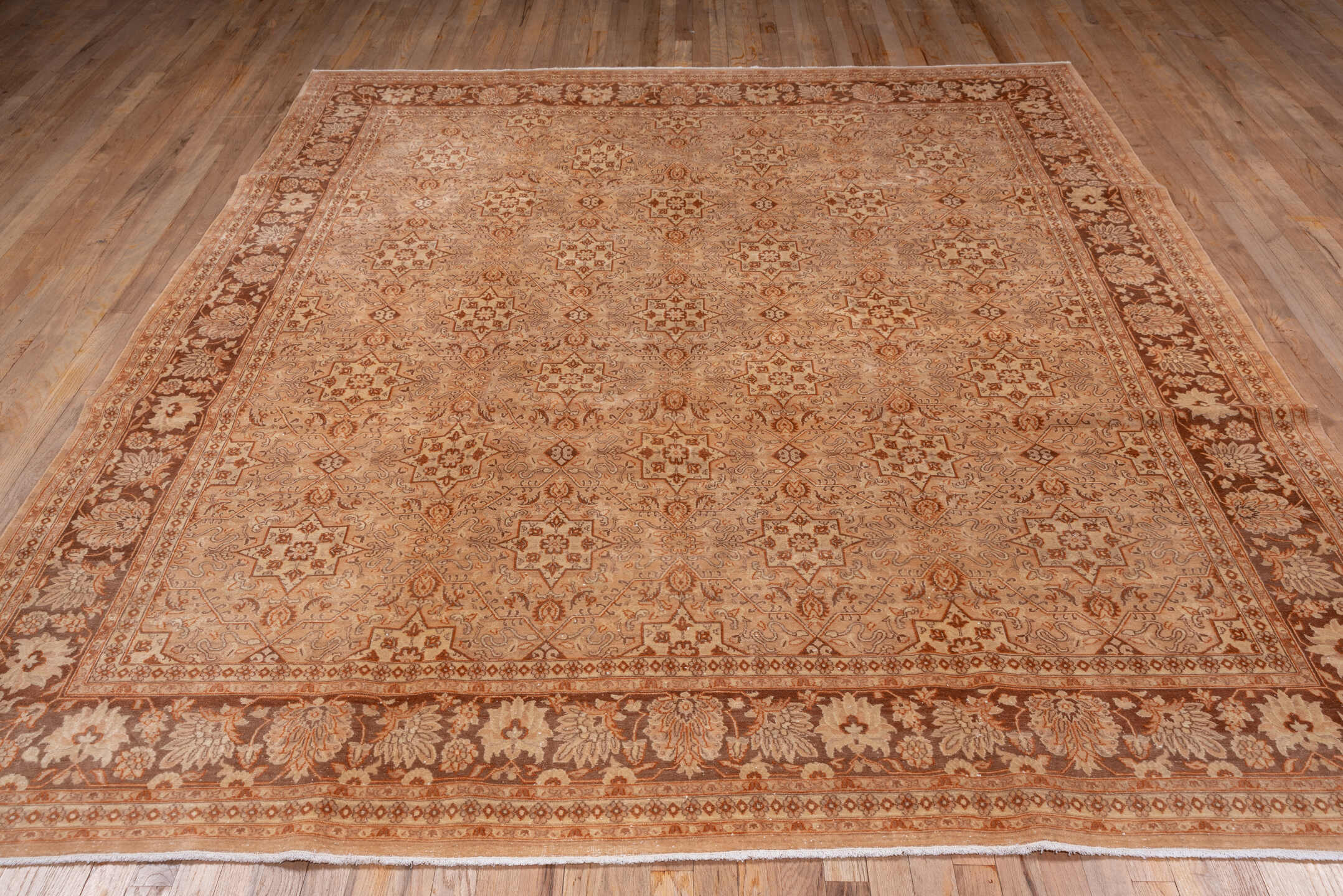 8' x 9' one-of-a-kind handmade vintage Agra rug. Color palette: brown, gainsboro, gray, light gray, off-white, orange, pink