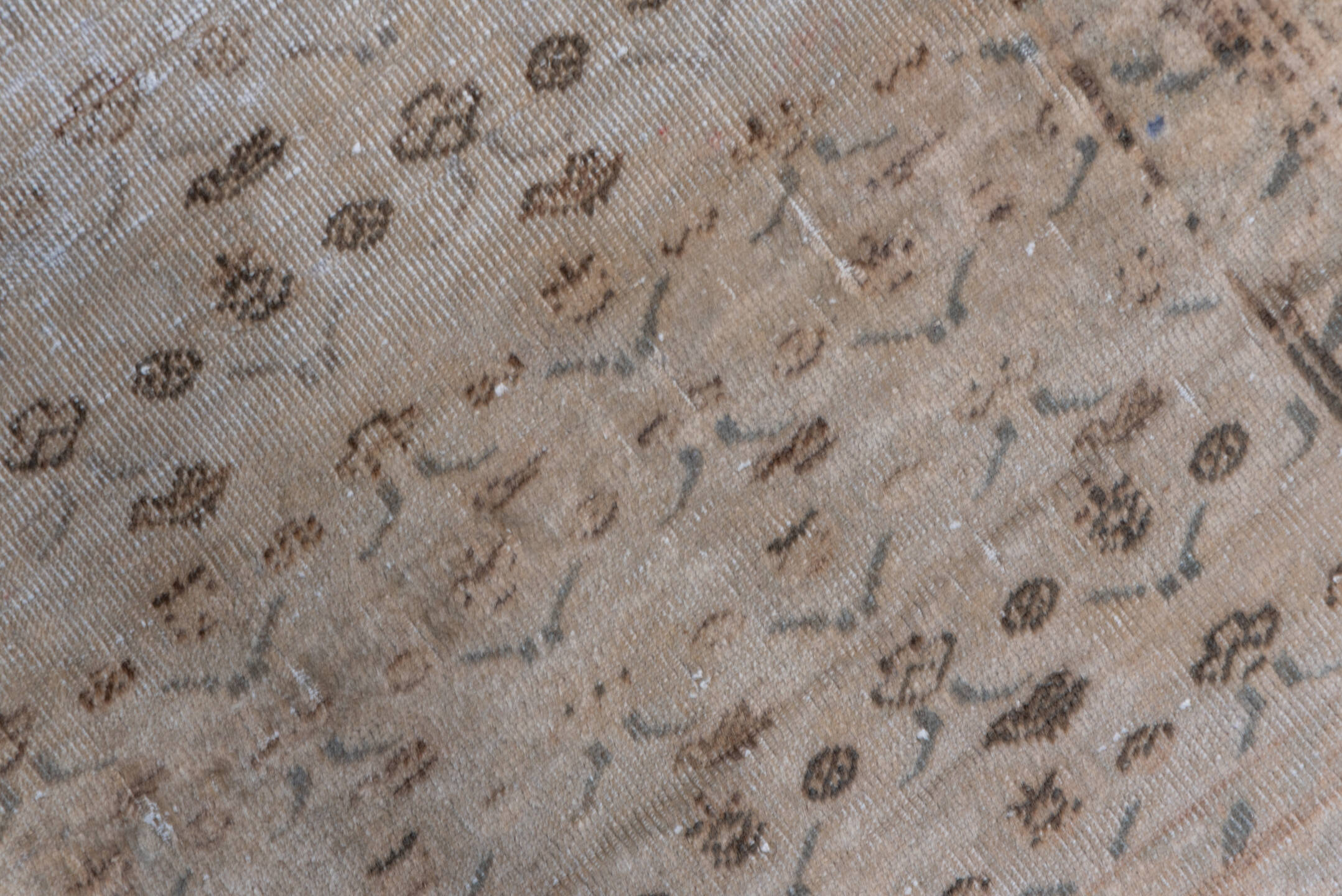 3' x 5' one-of-a-kind handmade vintage Sivas small size rug. Color palette: brown, gainsboro, gray, light gray, off-white