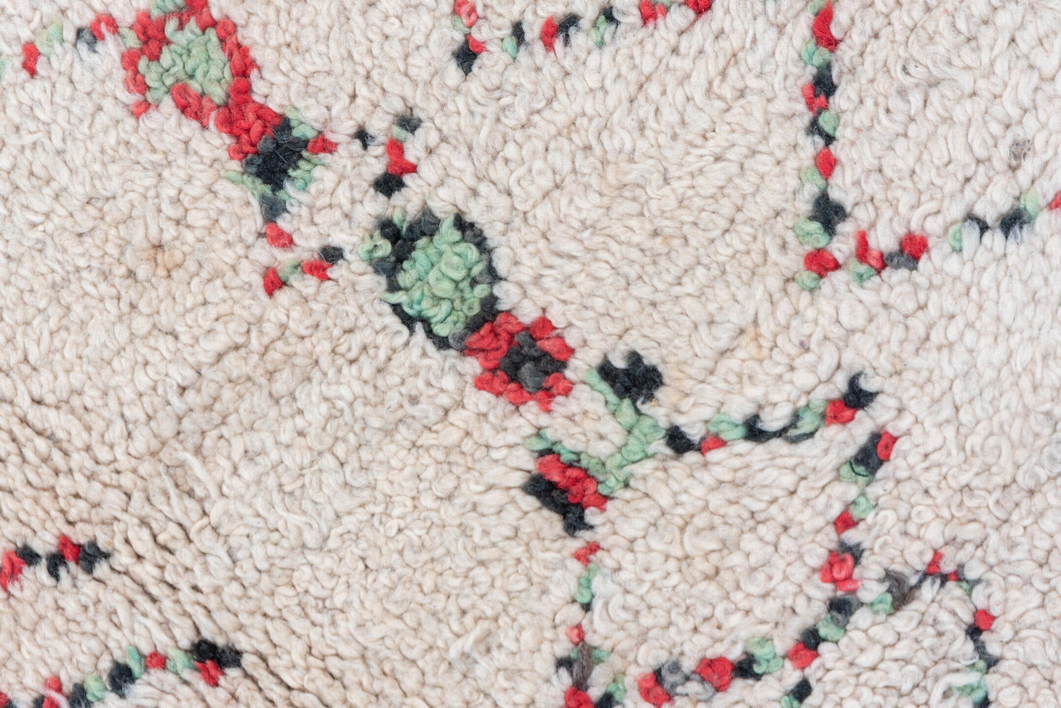 5' x 9' one-of-a-kind handmade vintage Moroccan medium size rug. Color palette: antiquewhite, gray, indian red, light gray