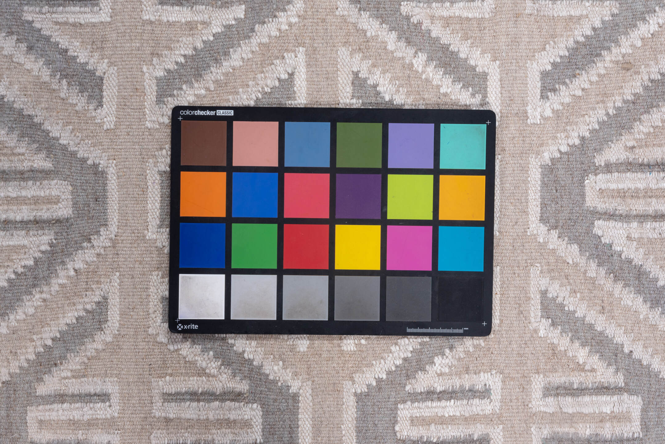 4' x 6' one-of-a-kind handmade vintage Kilim small size rug. Color palette: gainsboro, gray, light gray, off-white, pink