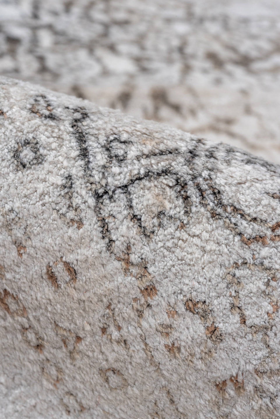 5' x 9' one-of-a-kind handmade vintage Kashmir medium size rug. Color palette: dark gray, dim gray, gainsboro, gray