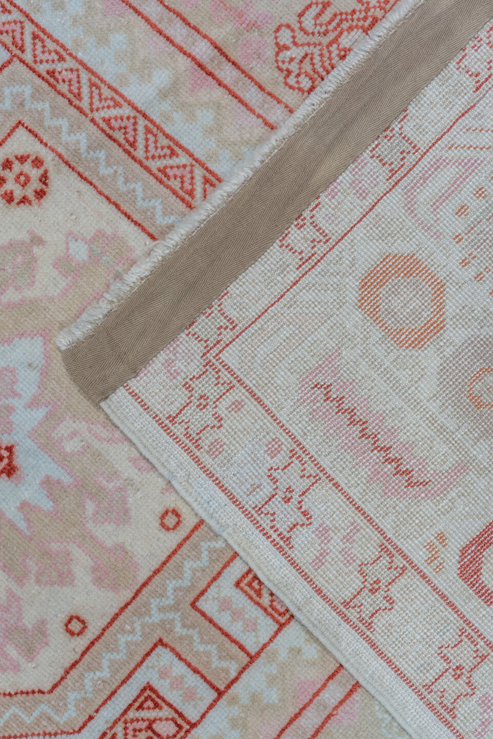 9' x 15' one-of-a-kind handmade vintage Sivas rug. Color palette: brown, gainsboro, gray, light gray, off-white, pink, red