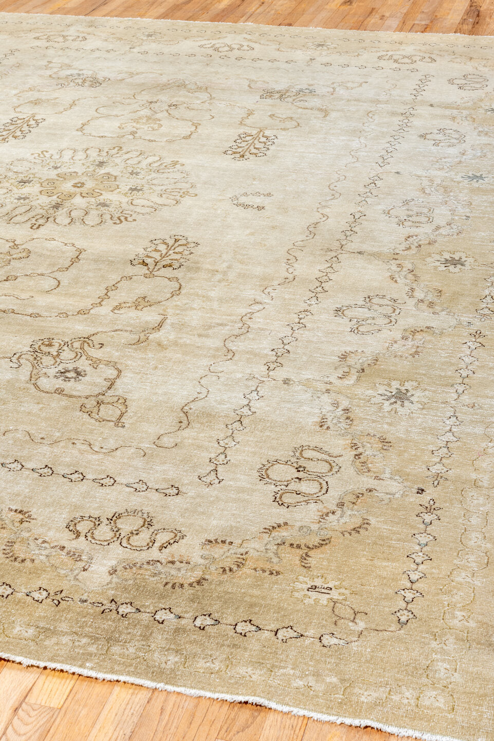 8' x 11' one-of-a-kind handmade vintage Kashan large size rug. Color palette: brown, gainsboro, gray, light gray, off-white