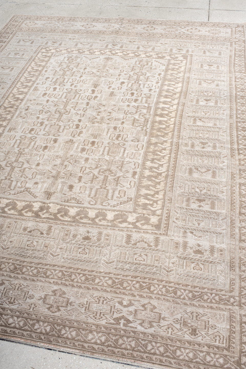 6' x 8' one-of-a-kind handmade vintage Sumak medium size rug. Color palette: antiquewhite, dark gray, gainsboro, gray