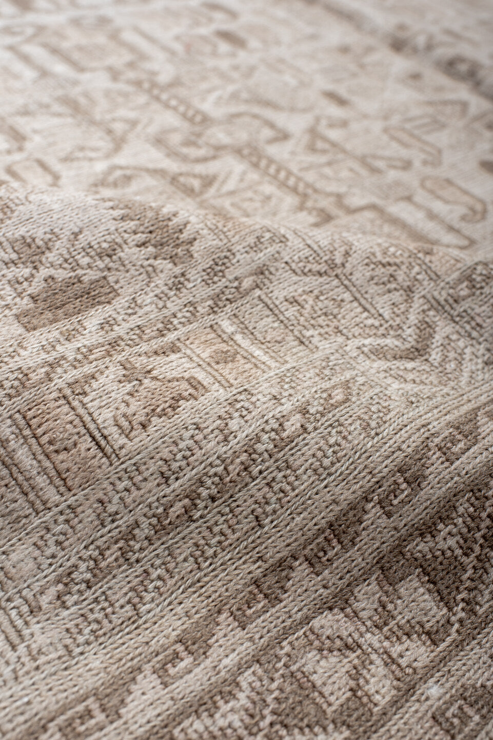 6' x 8' one-of-a-kind handmade vintage Sumak medium size rug. Color palette: antiquewhite, dark gray, gainsboro, gray