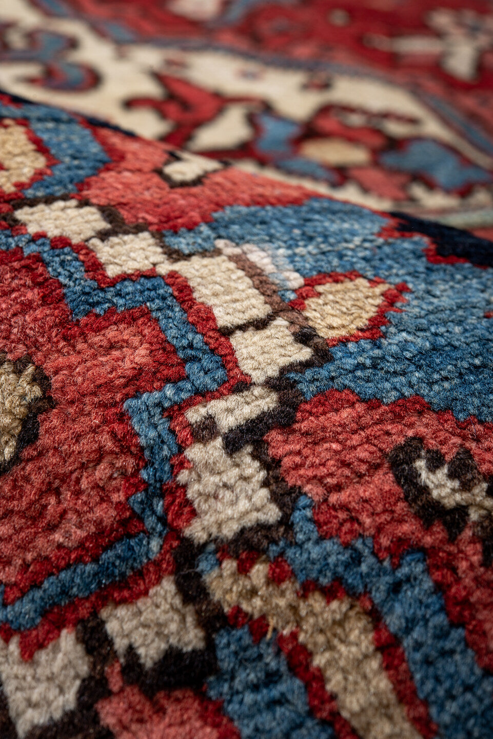 10' x 11' one-of-a-kind handmade vintage Heriz large size rug. Color palette: antiquewhite, bisque, black, blanched almond