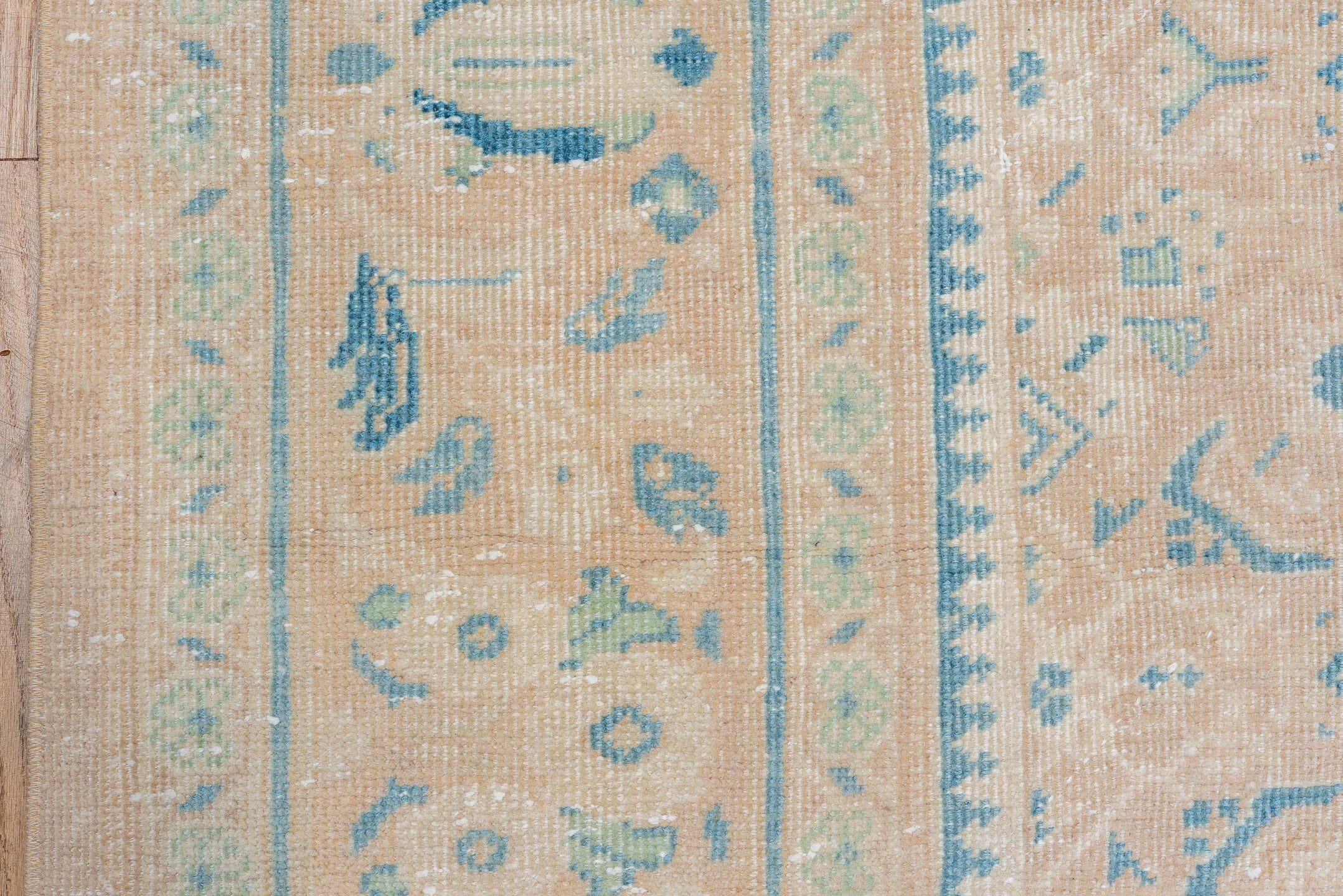 7' x 10' one-of-a-kind handmade vintage Mahal large size rug. Color palette: beige, ivory, pale blue, sky blue, taupe