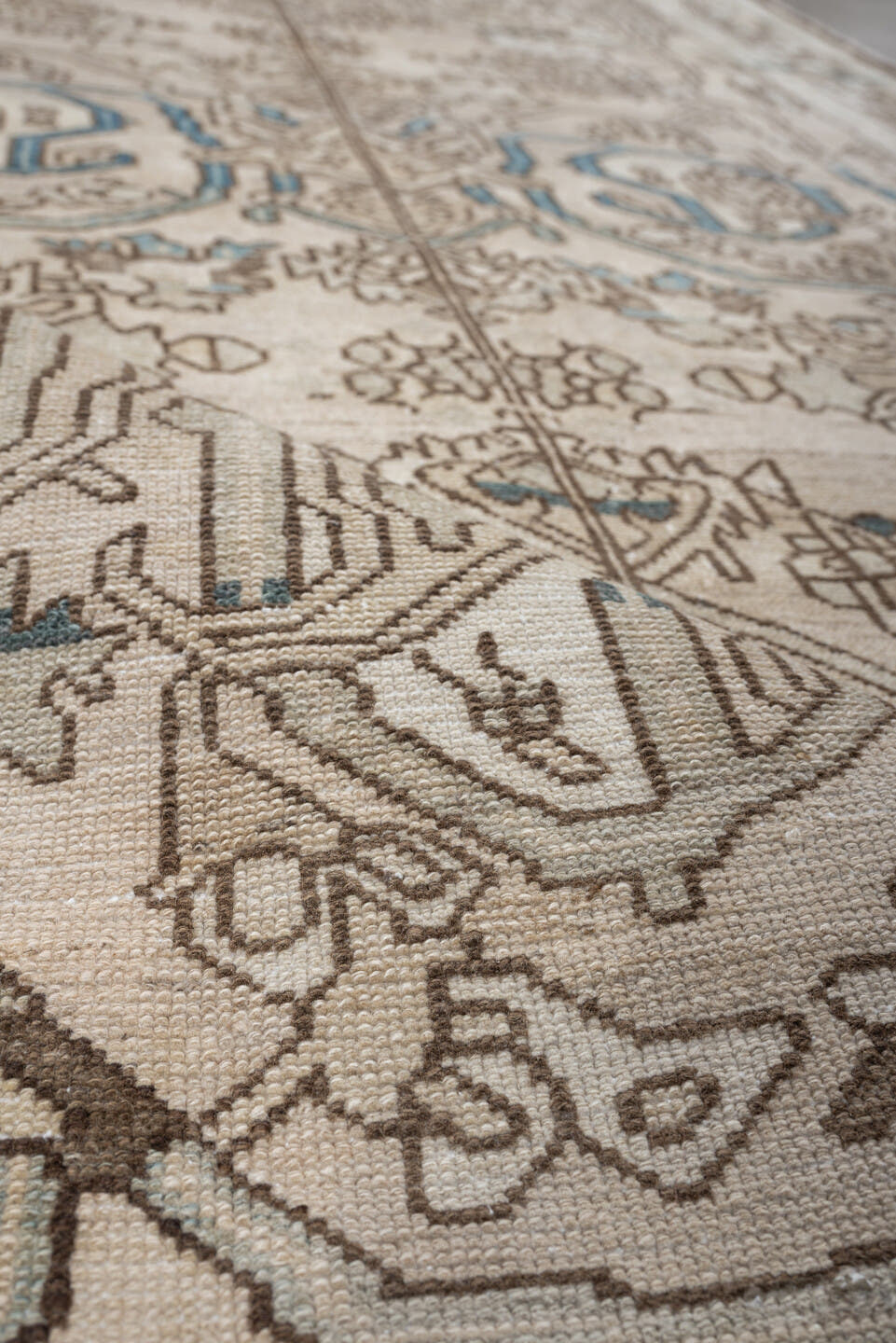 9' x 5' one-of-a-kind handmade machine-made Machine rug. Color palette: ivory, taupe, sky blue, beige, brown, slate, gray