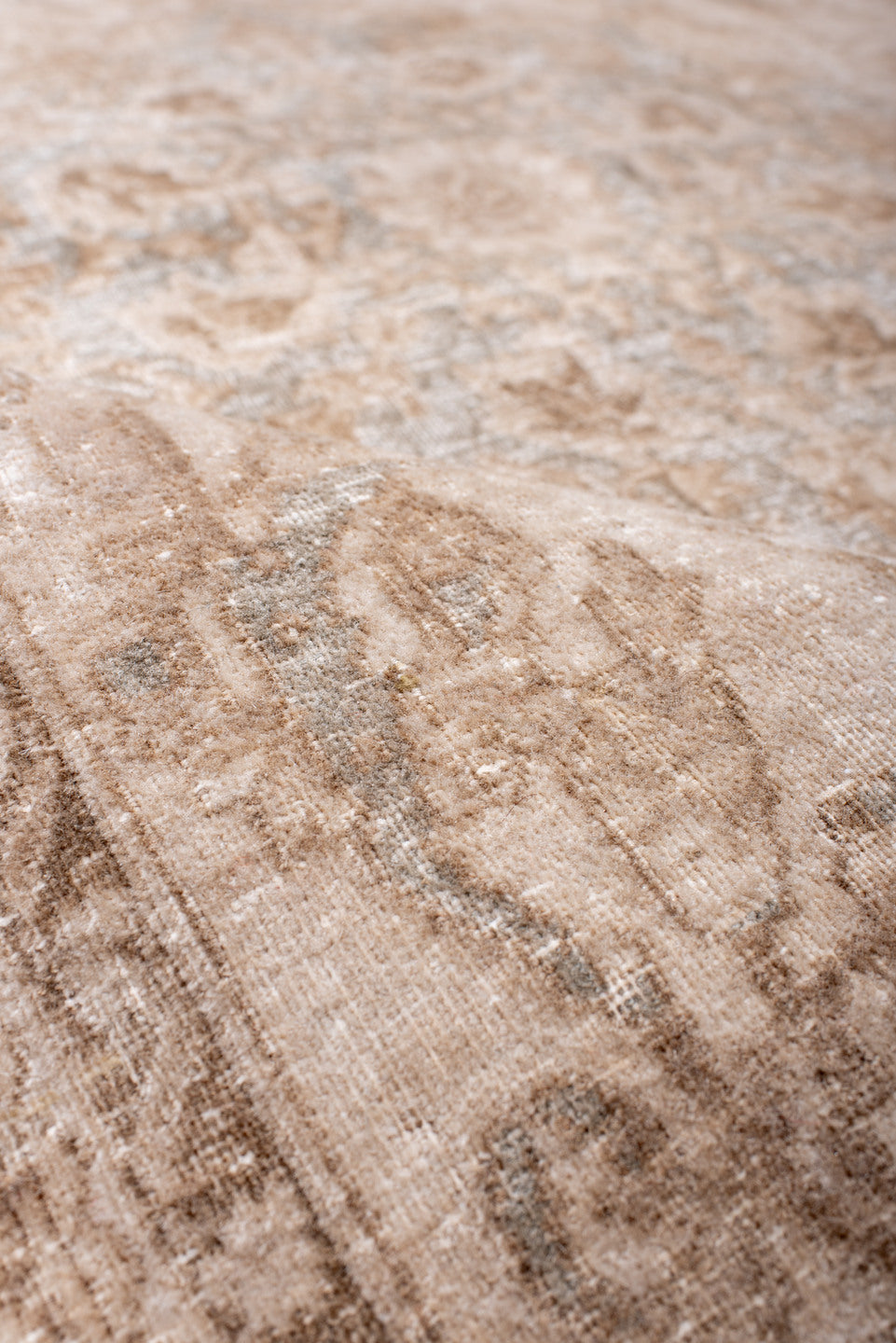 4' x 6' one-of-a-kind handmade vintage Isfahan small size rug. Color palette: antiquewhite, brown, gray, light gray, linen