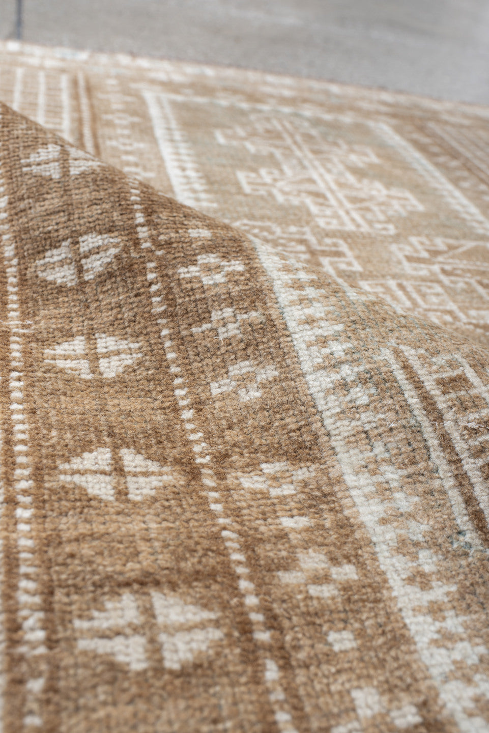 2' x 3' one-of-a-kind handmade vintage Belouch small size rug. Color palette: antiquewhite, brown, gainsboro, gray