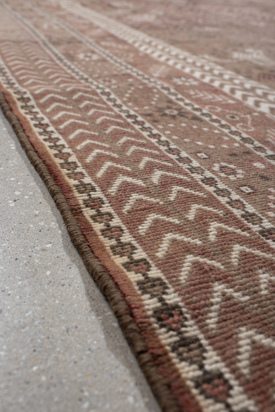 6' x 9' one-of-a-kind handmade vintage Sivas medium size rug. Color palette: brown, gray, light gray, off-white, pink