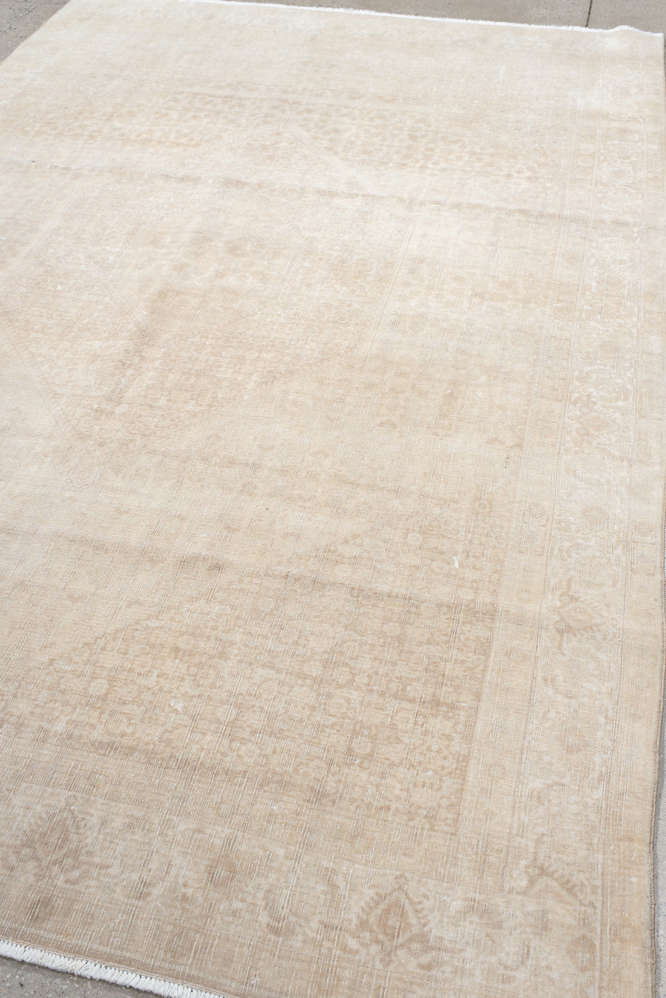 6' x 10' one-of-a-kind handmade vintage Bidjar large size rug. Color palette: antiquewhite, brown, gray, light gray, linen