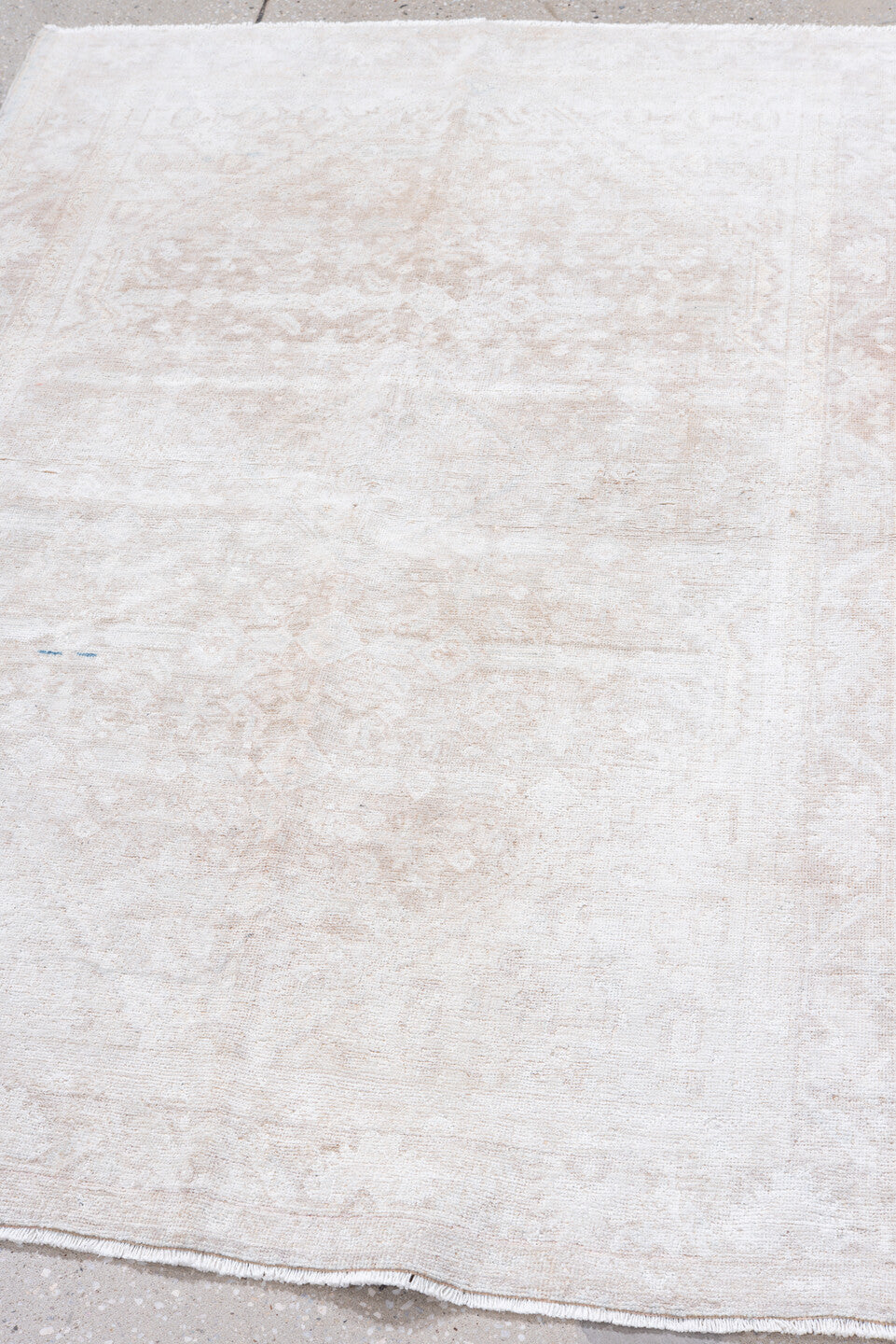 3' x 5' one-of-a-kind handmade vintage Sarouk small size rug. Color palette: dark gray, gainsboro, gray, light gray, linen