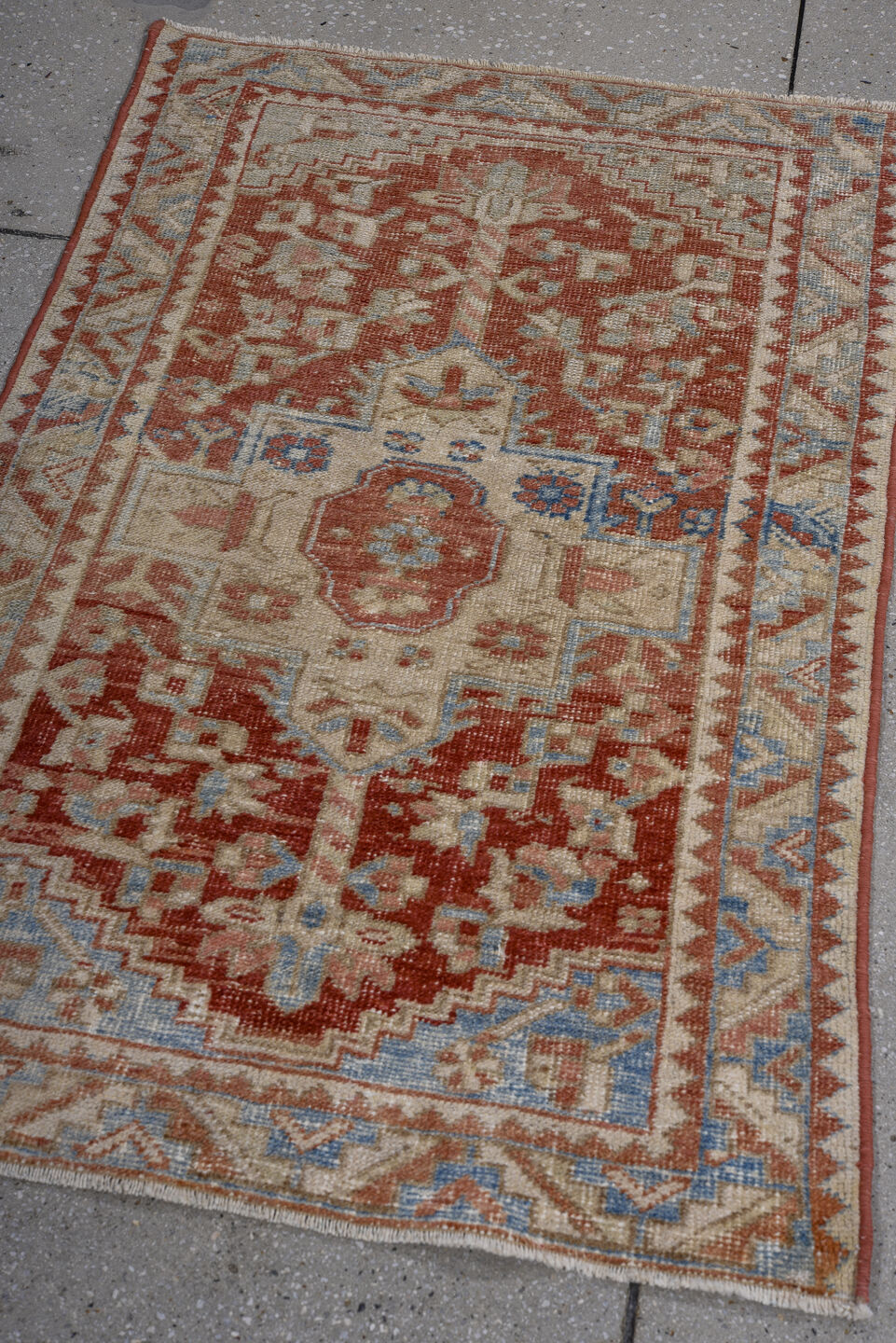 2' x 3' one-of-a-kind handmade vintage Heriz small size rug. Color palette: black, blue, brown, gainsboro, gray, light gray