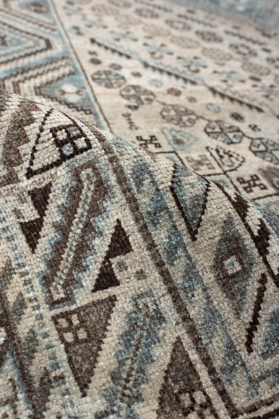 5' x 8' one-of-a-kind handmade vintage Shiraz medium size rug. Color palette: gray, light gray, black, off-white, blue