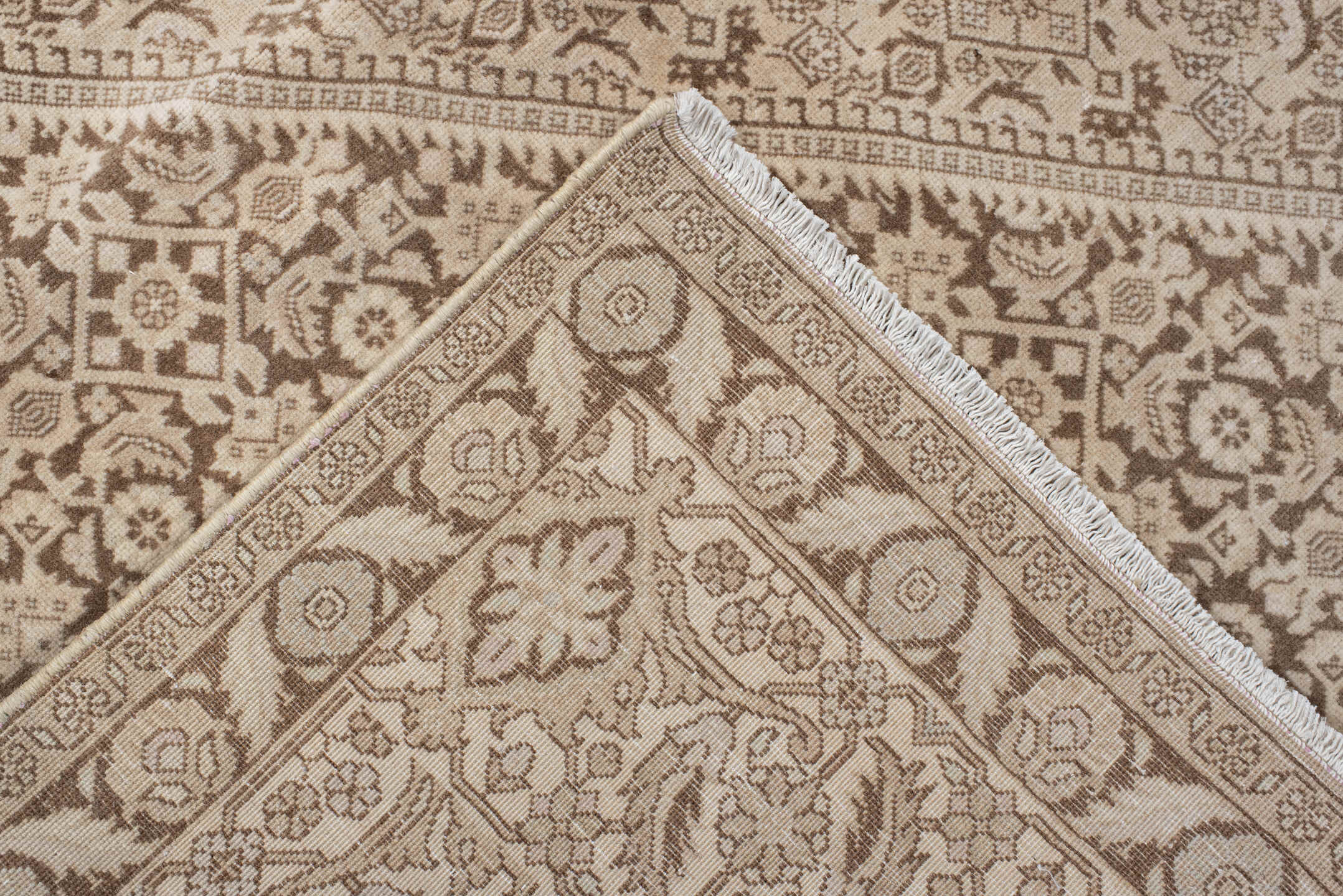 8' x 10' one-of-a-kind handmade vintage Bidjar large size rug. Color palette: antiquewhite, beige, blanched almond, brown