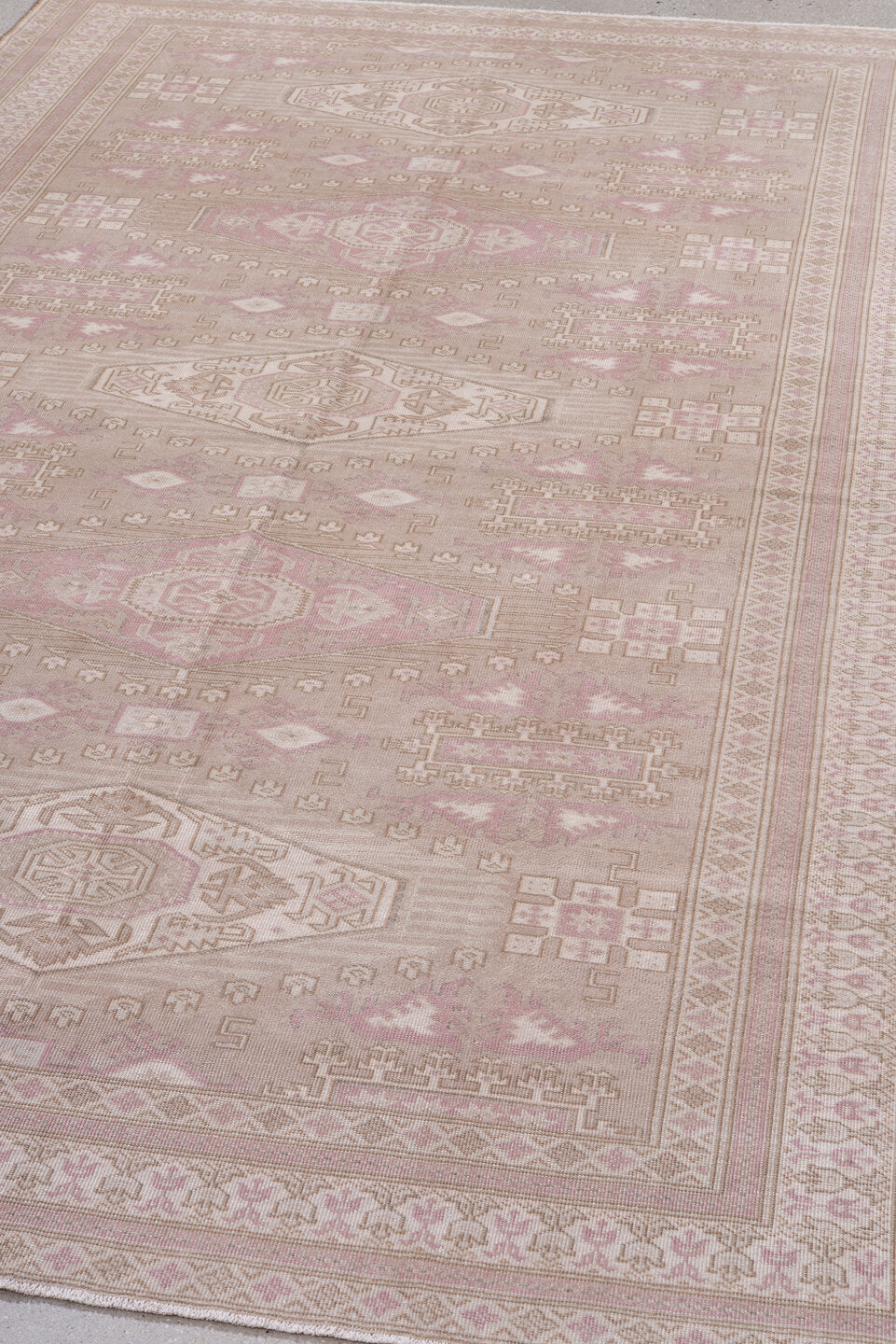 5' x 8' one-of-a-kind handmade vintage Sivas medium size rug. Color palette: gray, light gray, linen, off-white, pink