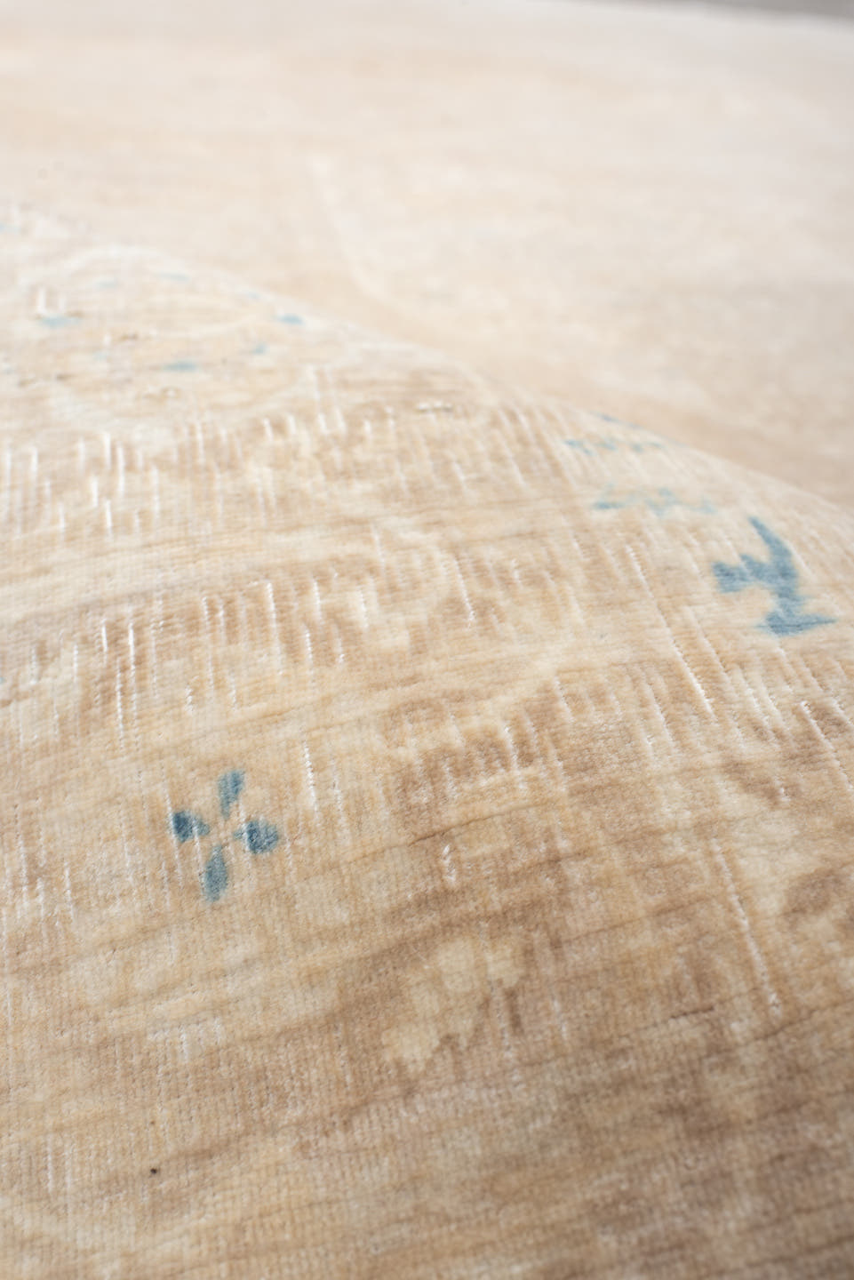 8' x 11' one-of-a-kind handmade antique Bidjar large size rug. Color palette: ivory, cream, beige, pale blue, sand