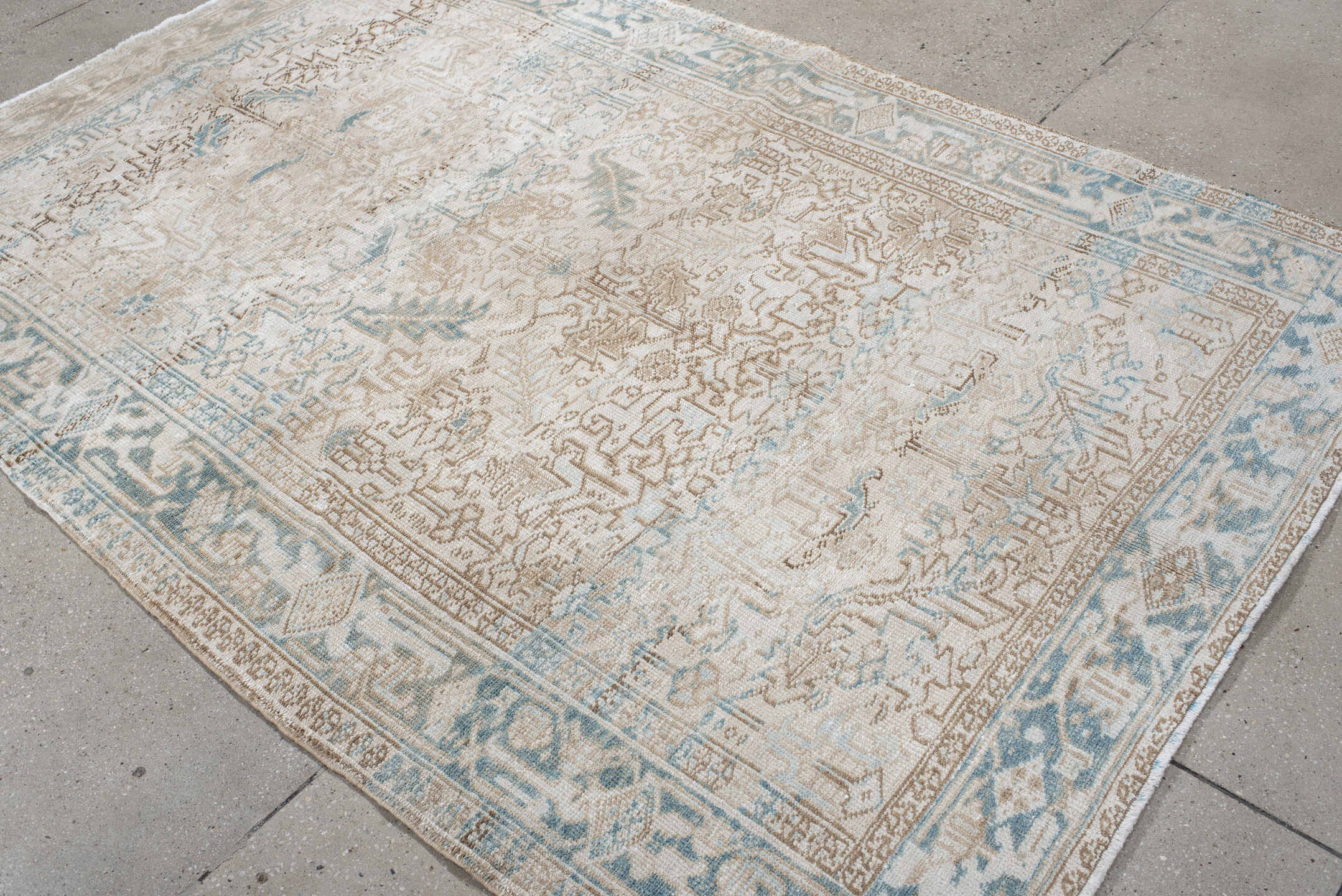 5' x 7' one-of-a-kind handmade vintage Heriz rug. Color palette: gainsboro, gray, light gray, linen, off-white, pink