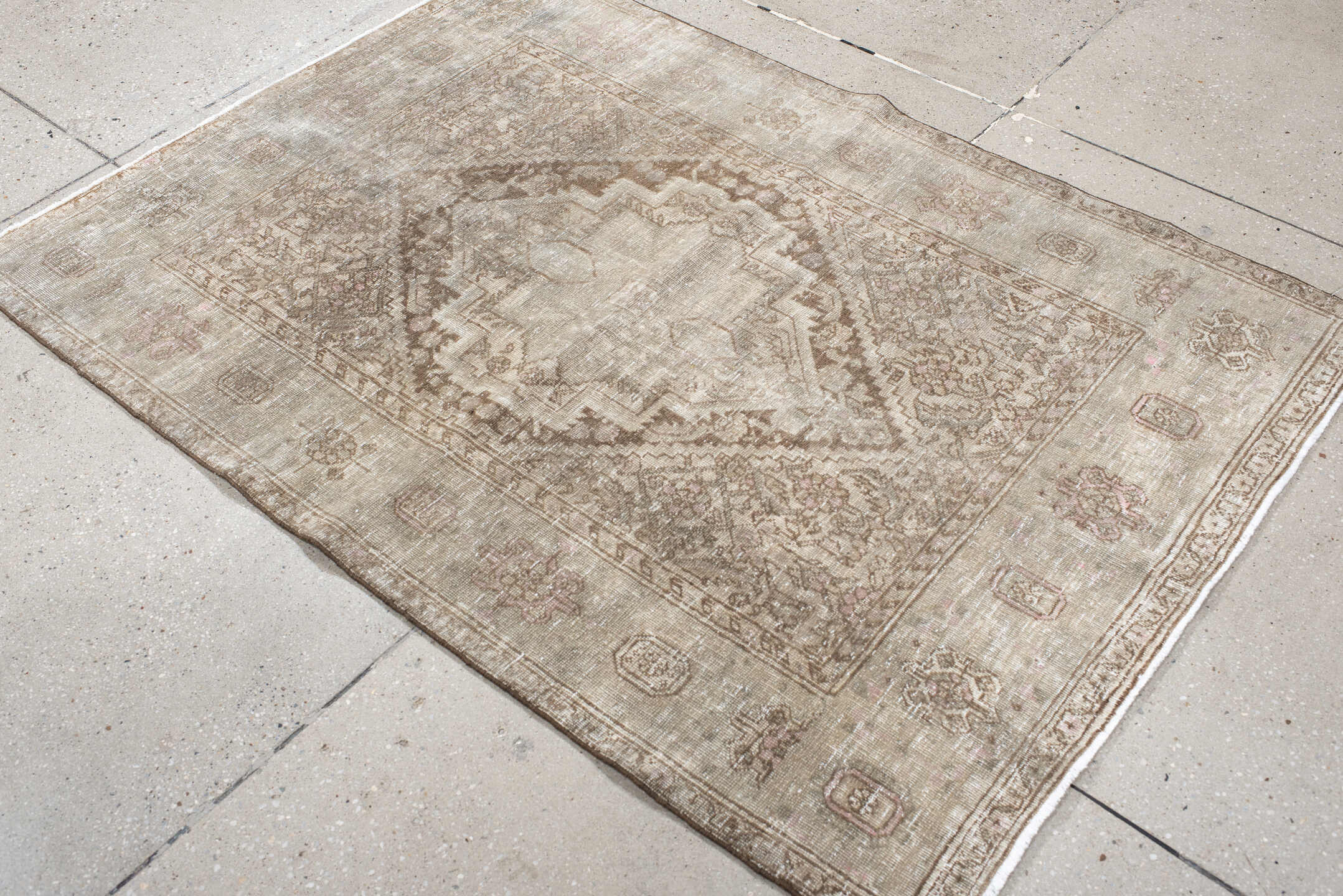 3' x 5' one-of-a-kind handmade vintage Sarouk small size rug. Color palette: brown, gray, light gray, linen, off-white