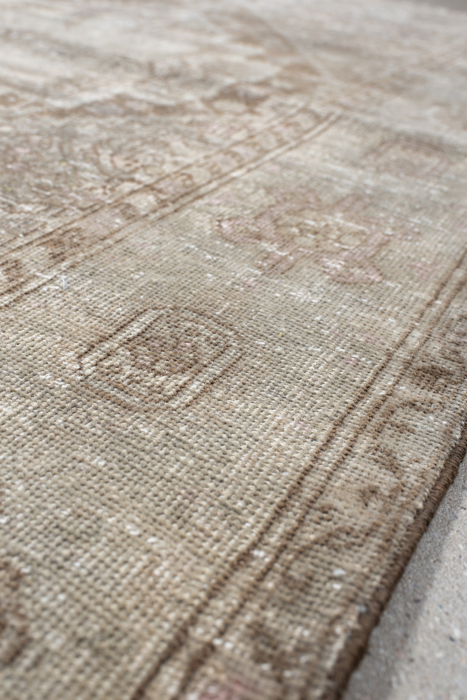 3' x 5' one-of-a-kind handmade vintage Sarouk small size rug. Color palette: brown, gray, light gray, linen, off-white