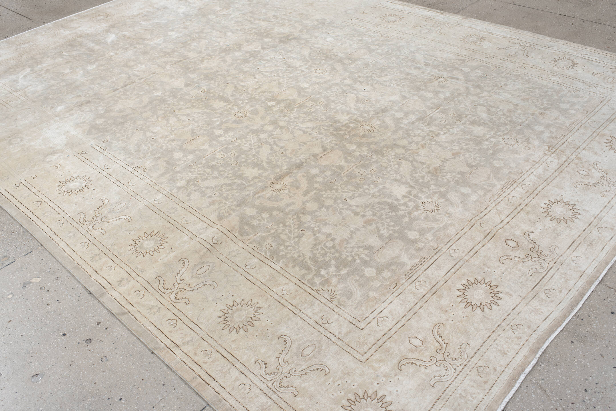 8' x 11' one-of-a-kind handmade vintage Sivas large size rug. Color palette: antiquewhite, gainsboro, gray, light gray