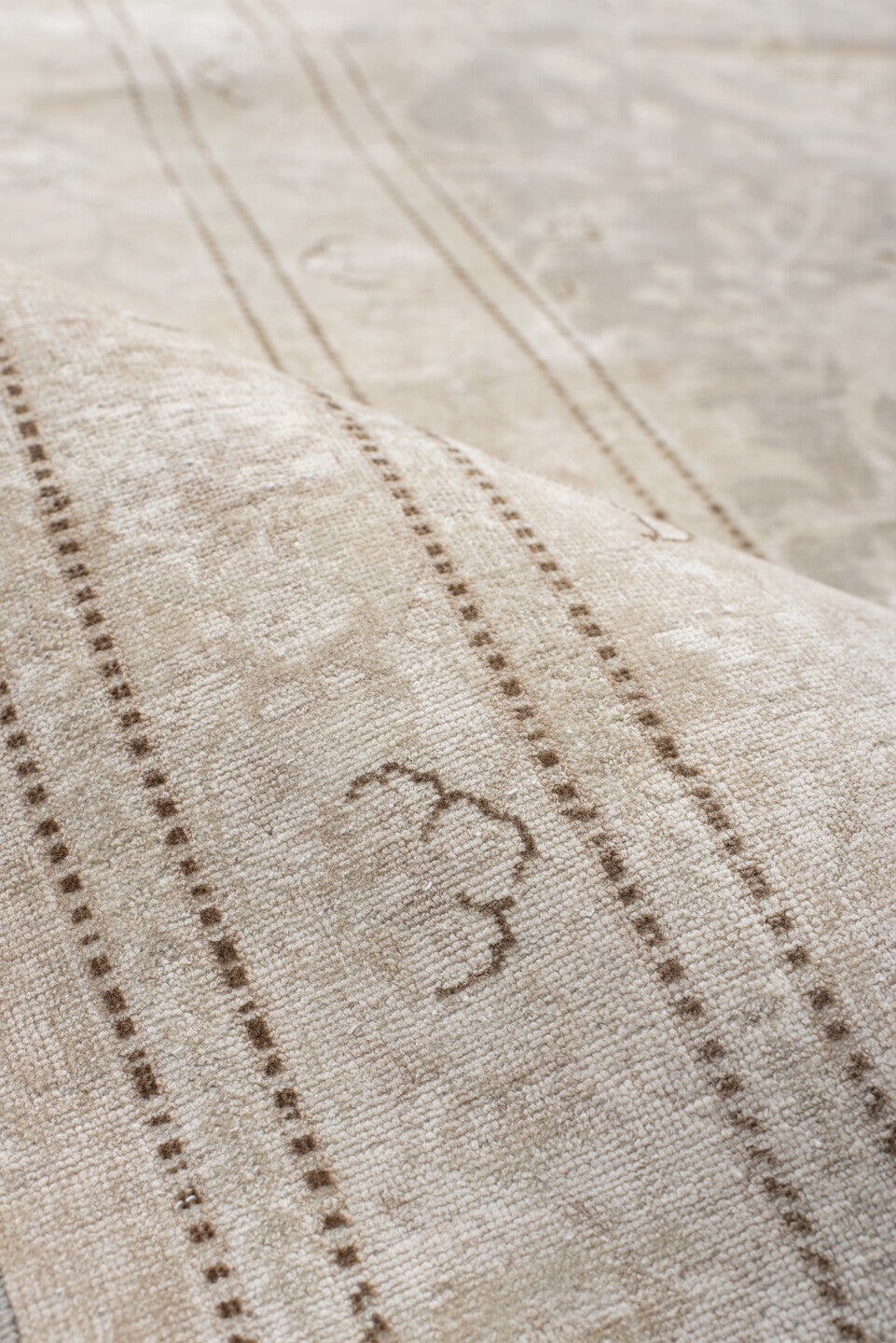 8' x 11' one-of-a-kind handmade vintage Sivas large size rug. Color palette: antiquewhite, gainsboro, gray, light gray