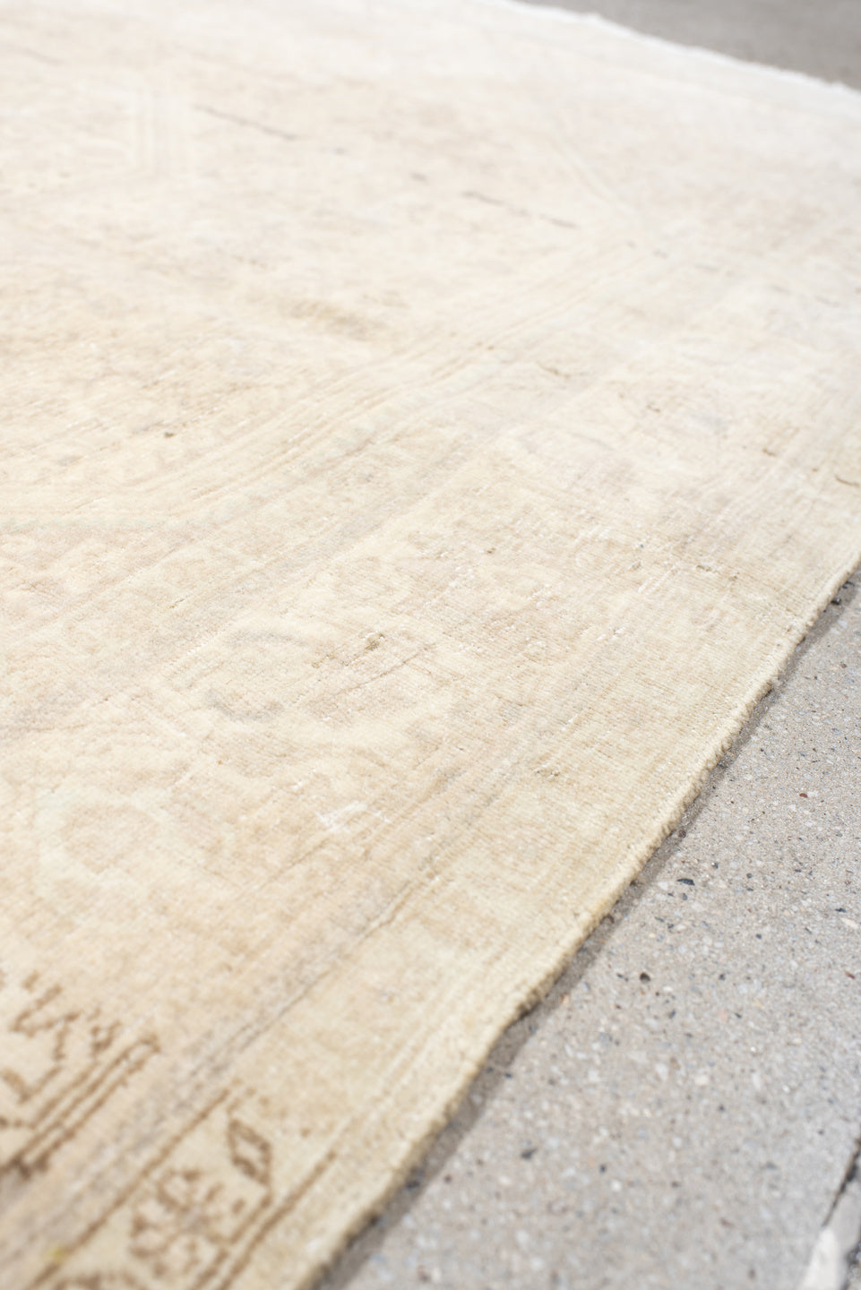 3' x 5' one-of-a-kind handmade vintage Bidjar small size rug. Color palette: off-white, gray, brown, light gray, orange