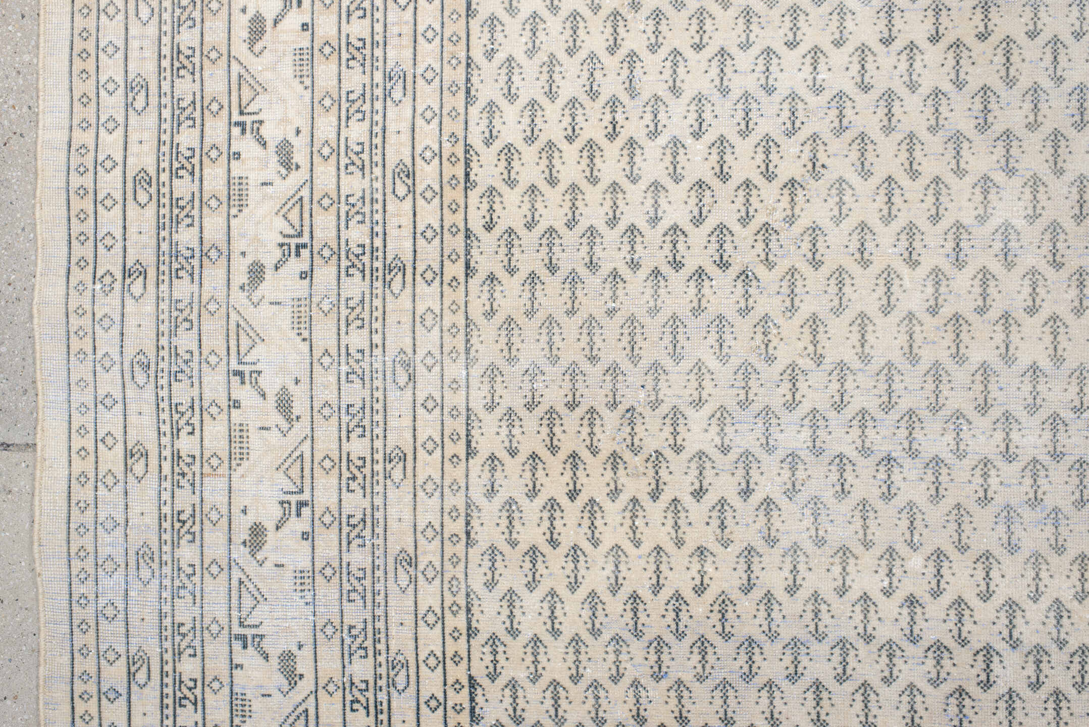 7' x 10' one-of-a-kind handmade vintage Mir large size rug. Color palette: antiquewhite, beige, dim gray, gainsboro, gray