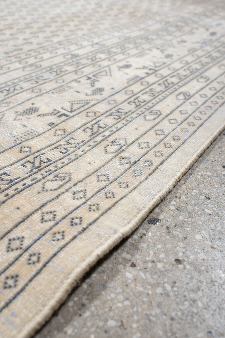 7' x 10' one-of-a-kind handmade vintage Mir large size rug. Color palette: antiquewhite, beige, dim gray, gainsboro, gray