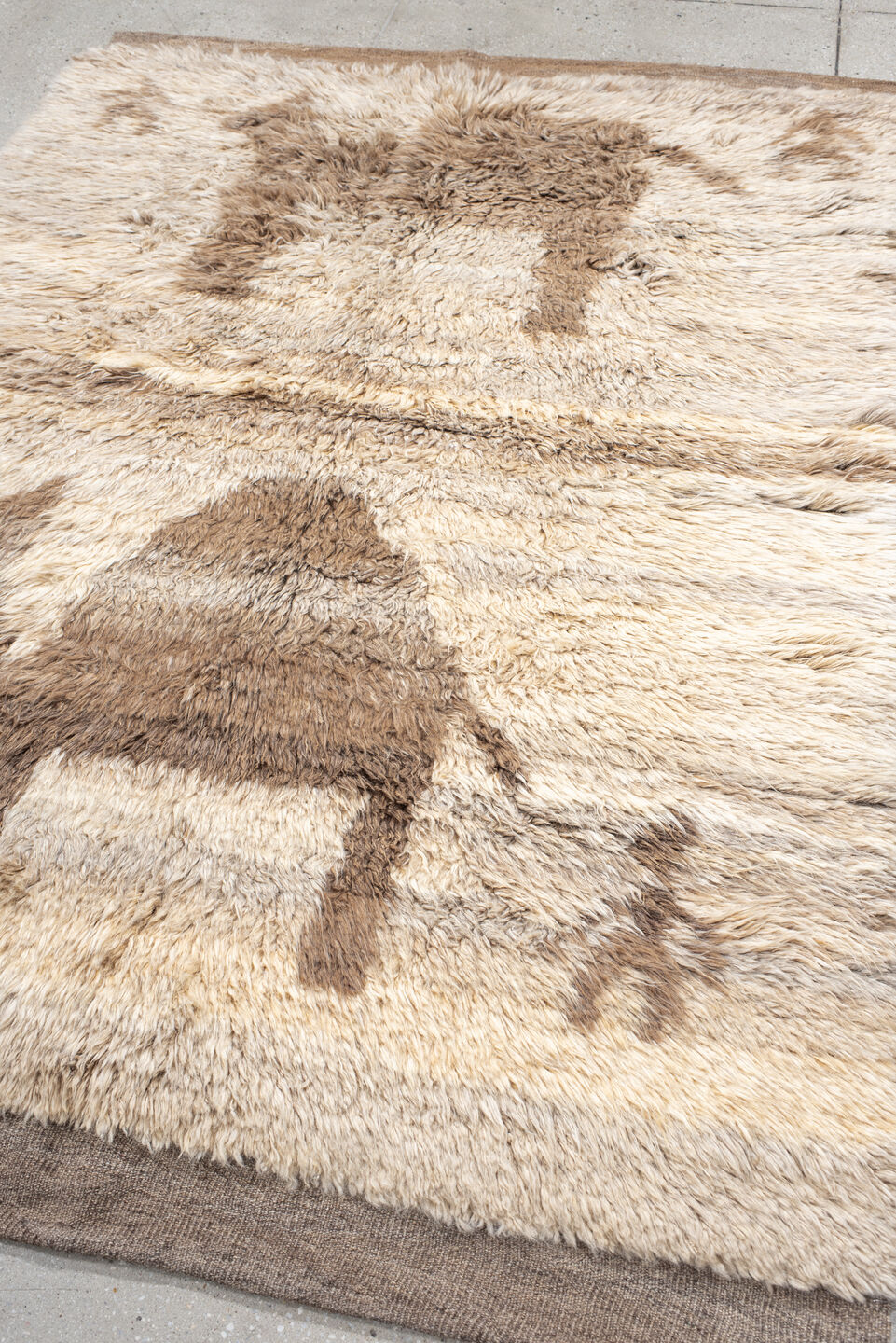 5' x 7' one-of-a-kind handmade vintage Moroccan rug. Color palette: antiquewhite, brown, gray, light gray, linen, off-white