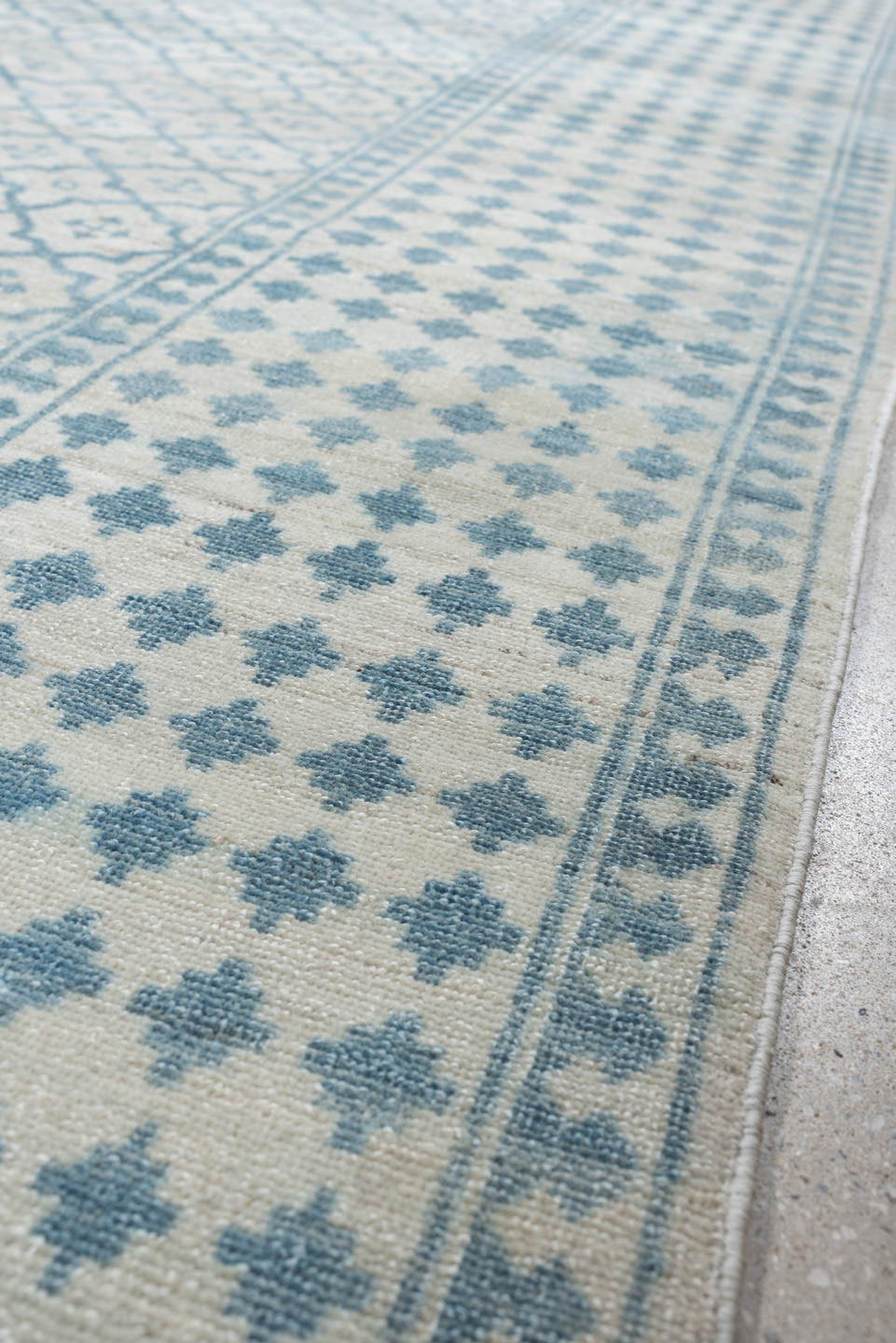 8' x 10' one-of-a-kind handmade antique Sivas large size rug. Color palette: ivory, pale blue, sky blue, cream, light aqua