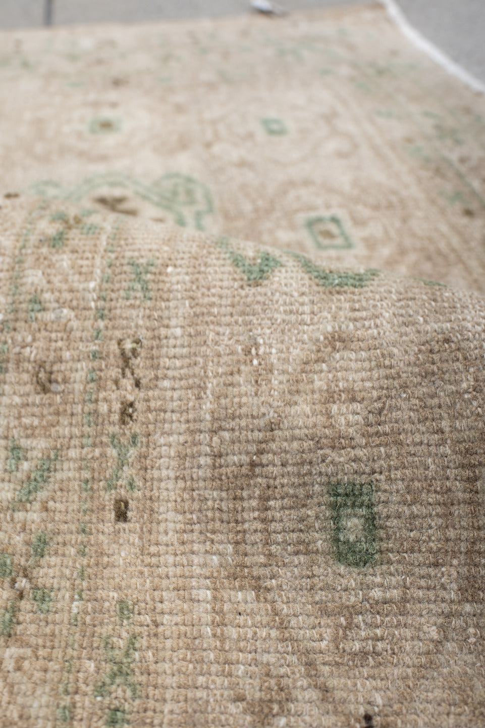 1' x 3' one-of-a-kind handmade vintage Sarab small size rug. Color palette: brown, gray, light gray, off-white