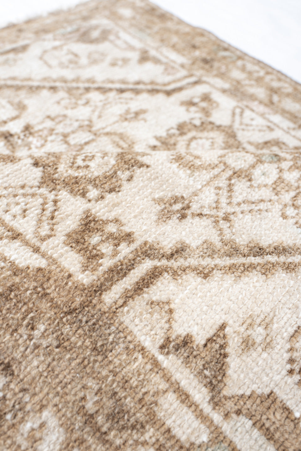1' x 1' one-of-a-kind handmade vintage Sumak small size rug. Color palette: antiquewhite, brown, floral white, gainsboro