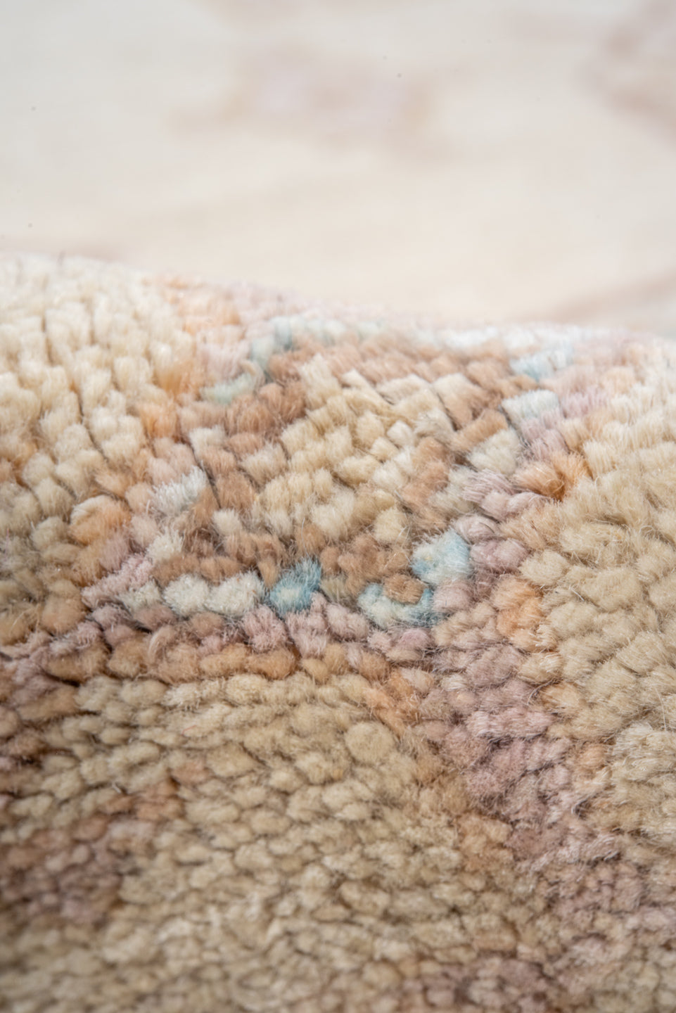 6' x 8' one-of-a-kind handmade vintage Sivas medium size rug. Color palette: antiquewhite, brown, gray, light gray, linen