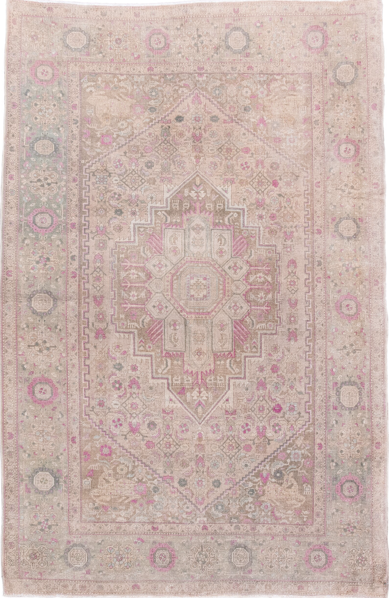 4' x 6' one-of-a-kind handmade vintage Bidjar small size rug. Color palette: gray, light gray, off-white, pink, rosy brown