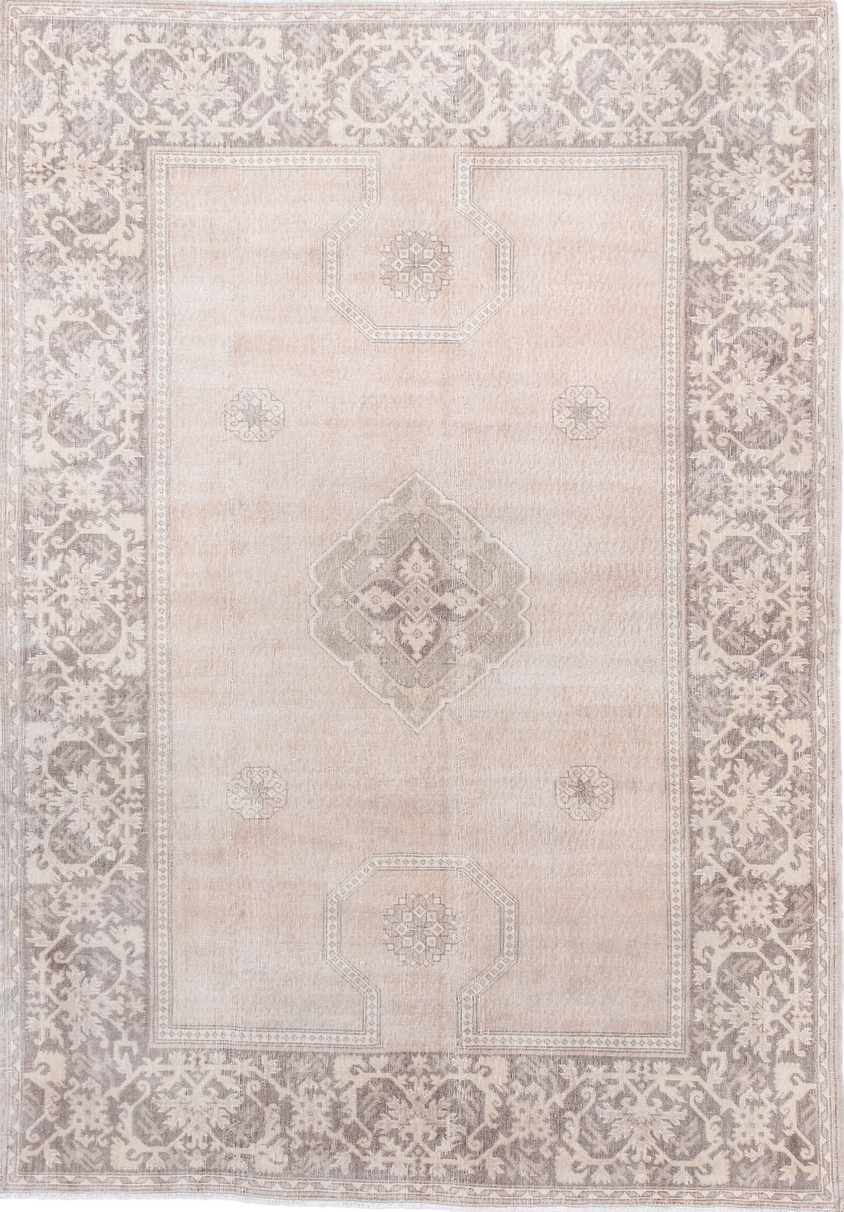 4' x 6' one-of-a-kind handmade vintage Sivas small size rug. Color palette: gainsboro, gray, light gray, linen, off-white