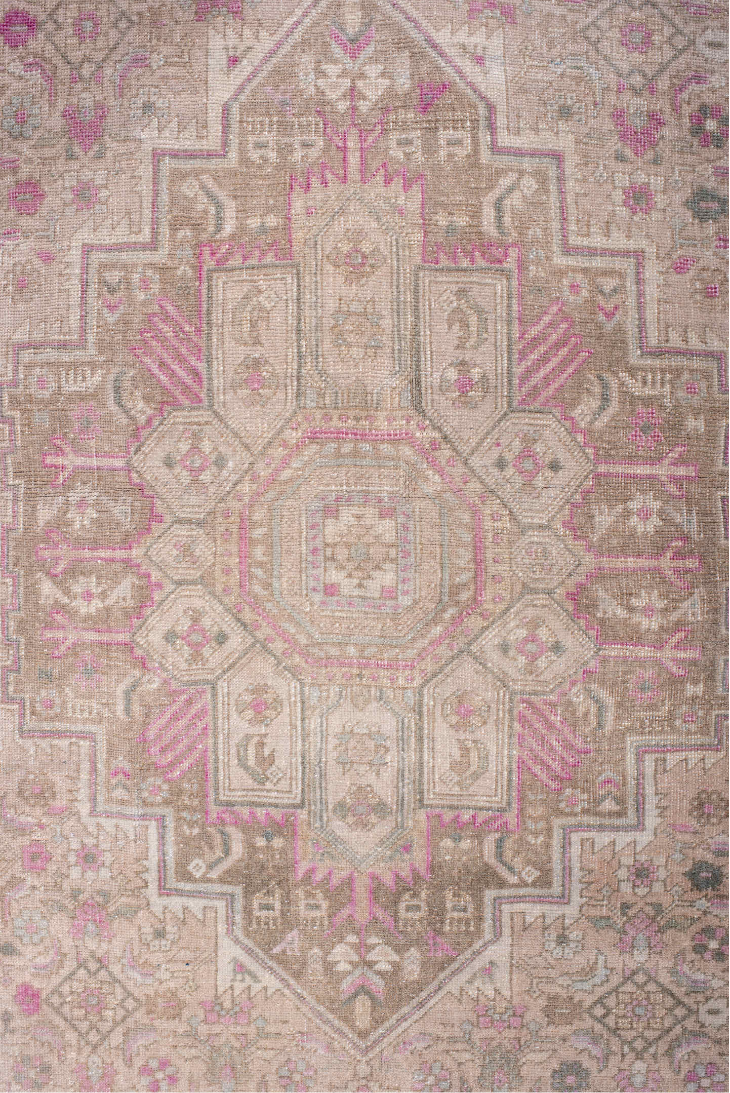 4' x 6' one-of-a-kind handmade vintage Bidjar small size rug. Color palette: gray, light gray, off-white, pink, rosy brown
