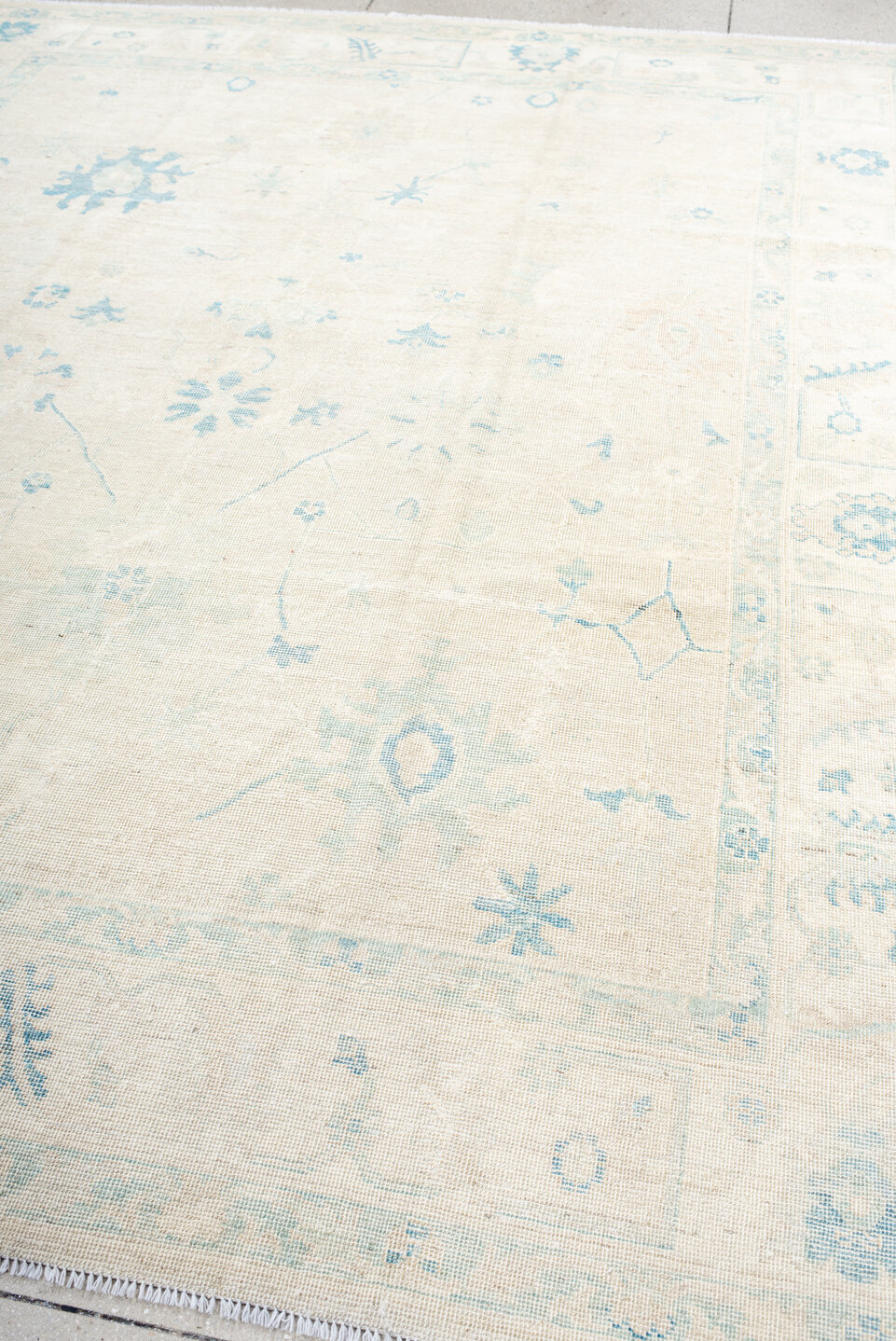 8' x 10' one-of-a-kind handmade vintage Oushak large size rug. Color palette: blue, dark gray, floral white, gray