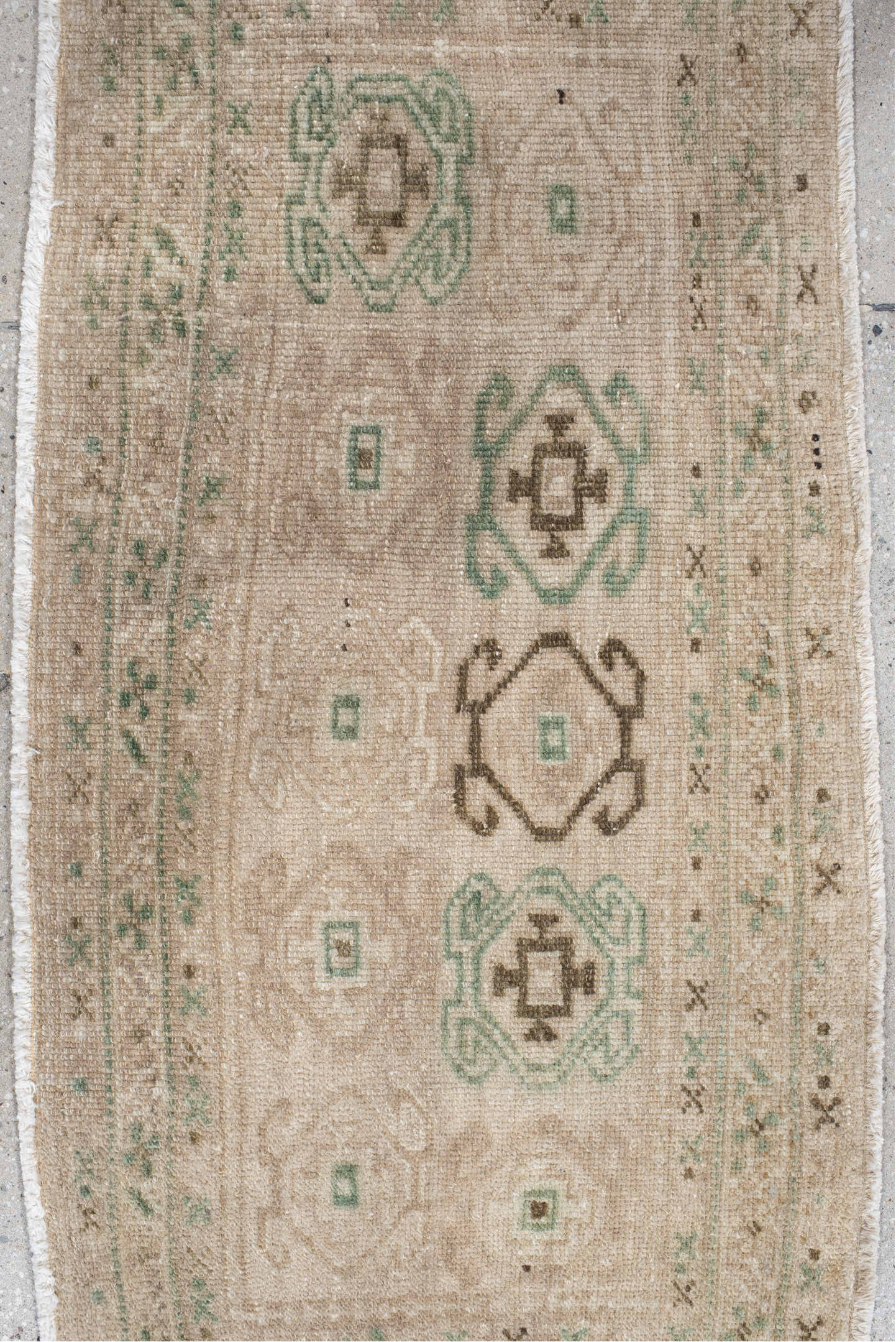 1' x 3' one-of-a-kind handmade vintage Sarab small size rug. Color palette: brown, gray, light gray, off-white