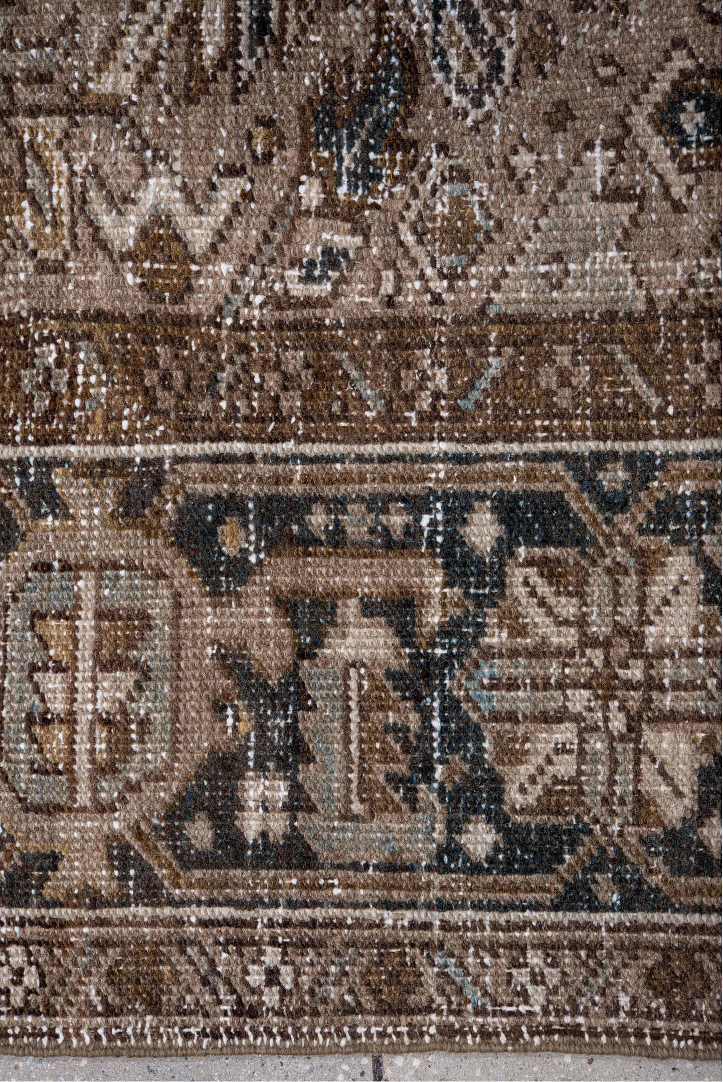 7' x 10' one-of-a-kind handmade vintage Heriz large size rug. Color palette: black, brown, dark gray, gainsboro, gray