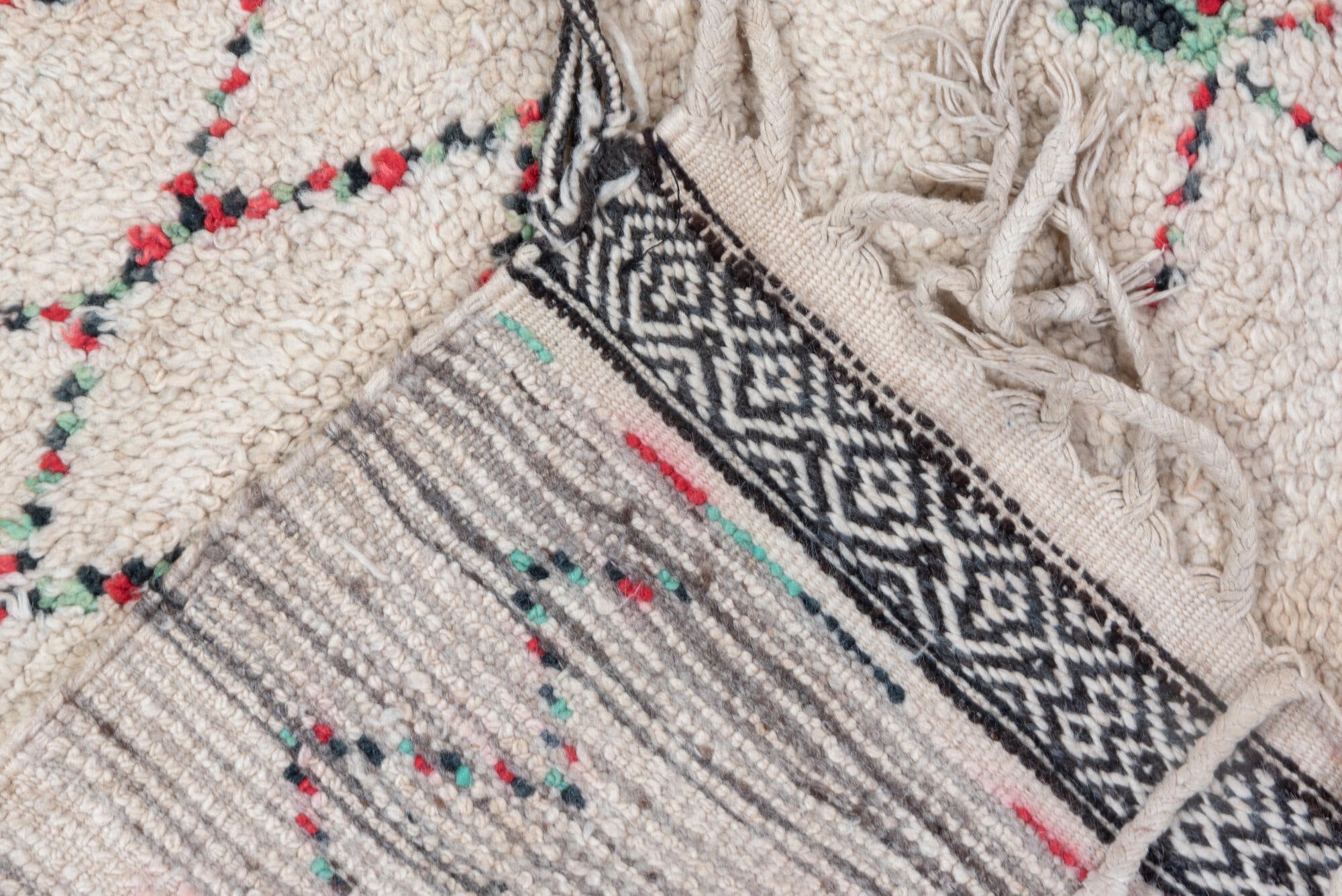 5' x 9' one-of-a-kind handmade vintage Moroccan medium size rug. Color palette: antiquewhite, gray, indian red, light gray