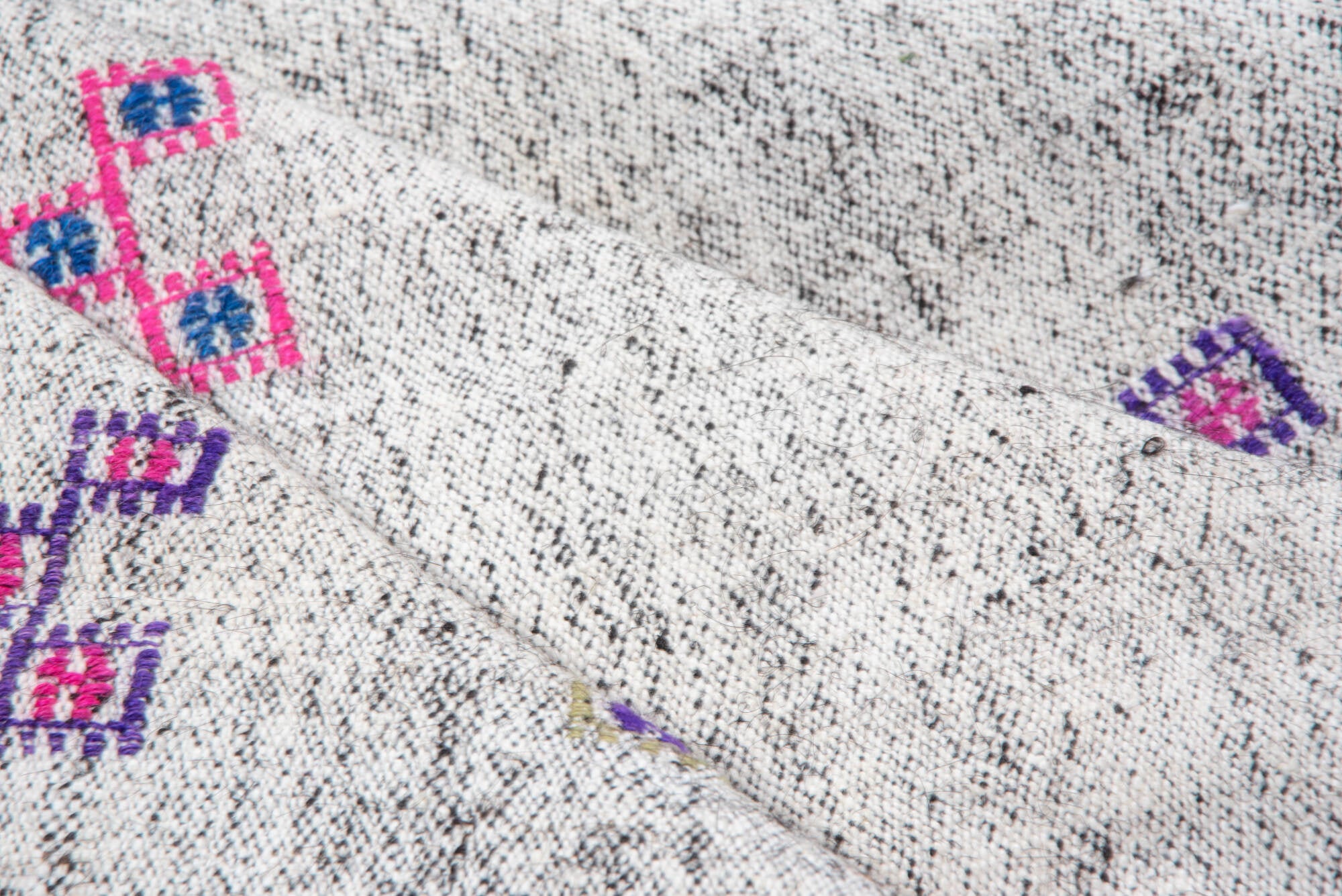 5' x 8' one-of-a-kind handmade vintage Flatweave medium size rug. Color palette: dark gray, gainsboro, gray, light gray