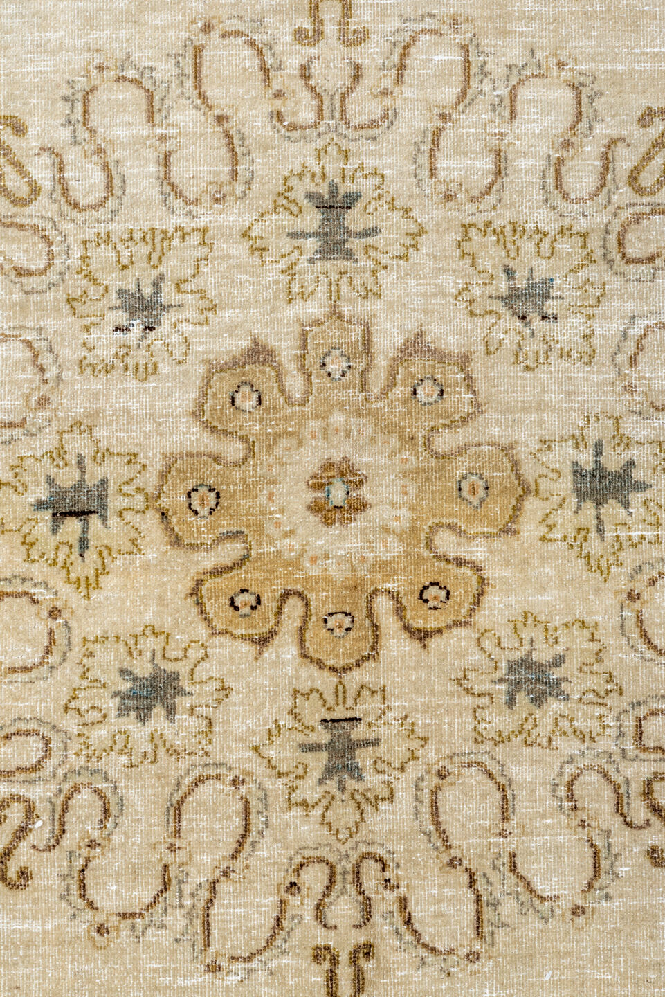 8' x 11' one-of-a-kind handmade vintage Kashan large size rug. Color palette: off-white, gray, light gray, brown, gainsboro